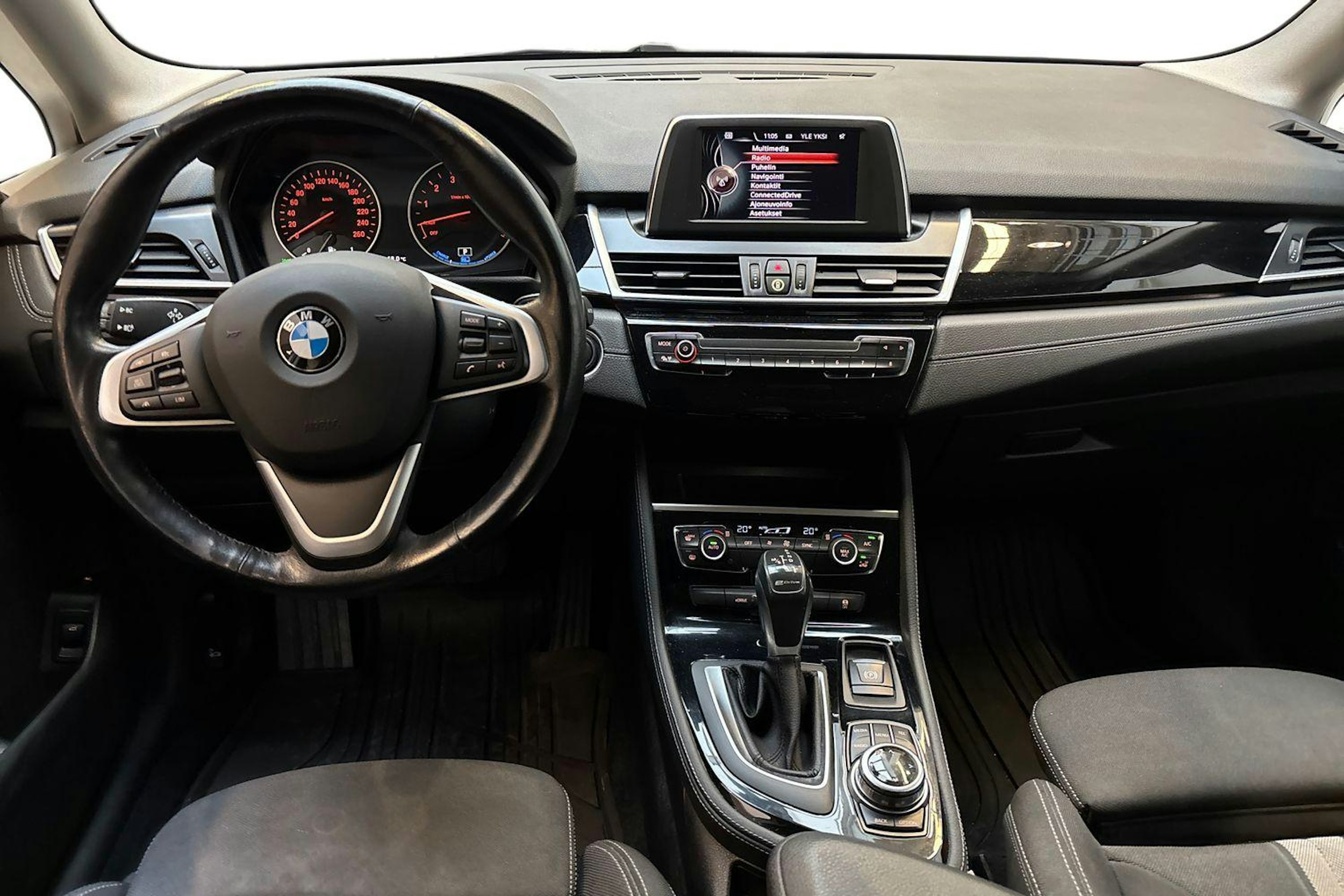 valkoinen BMW 225 2017 kuva 9.