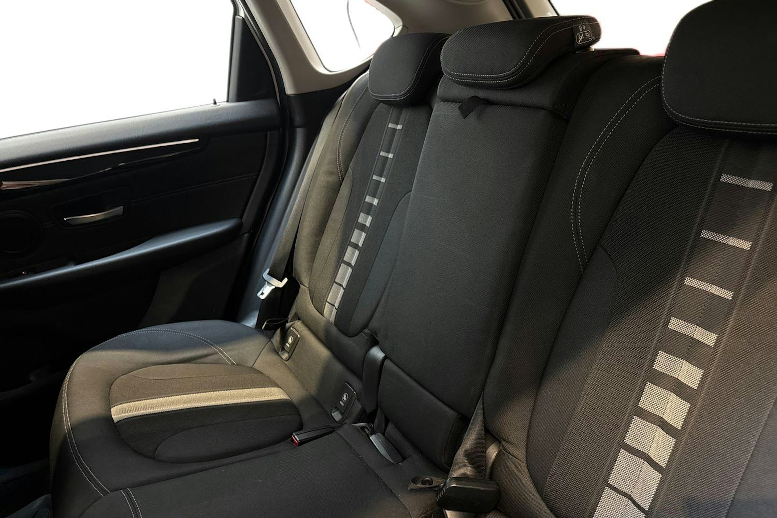 valkoinen BMW 225 2017 kuva 10.