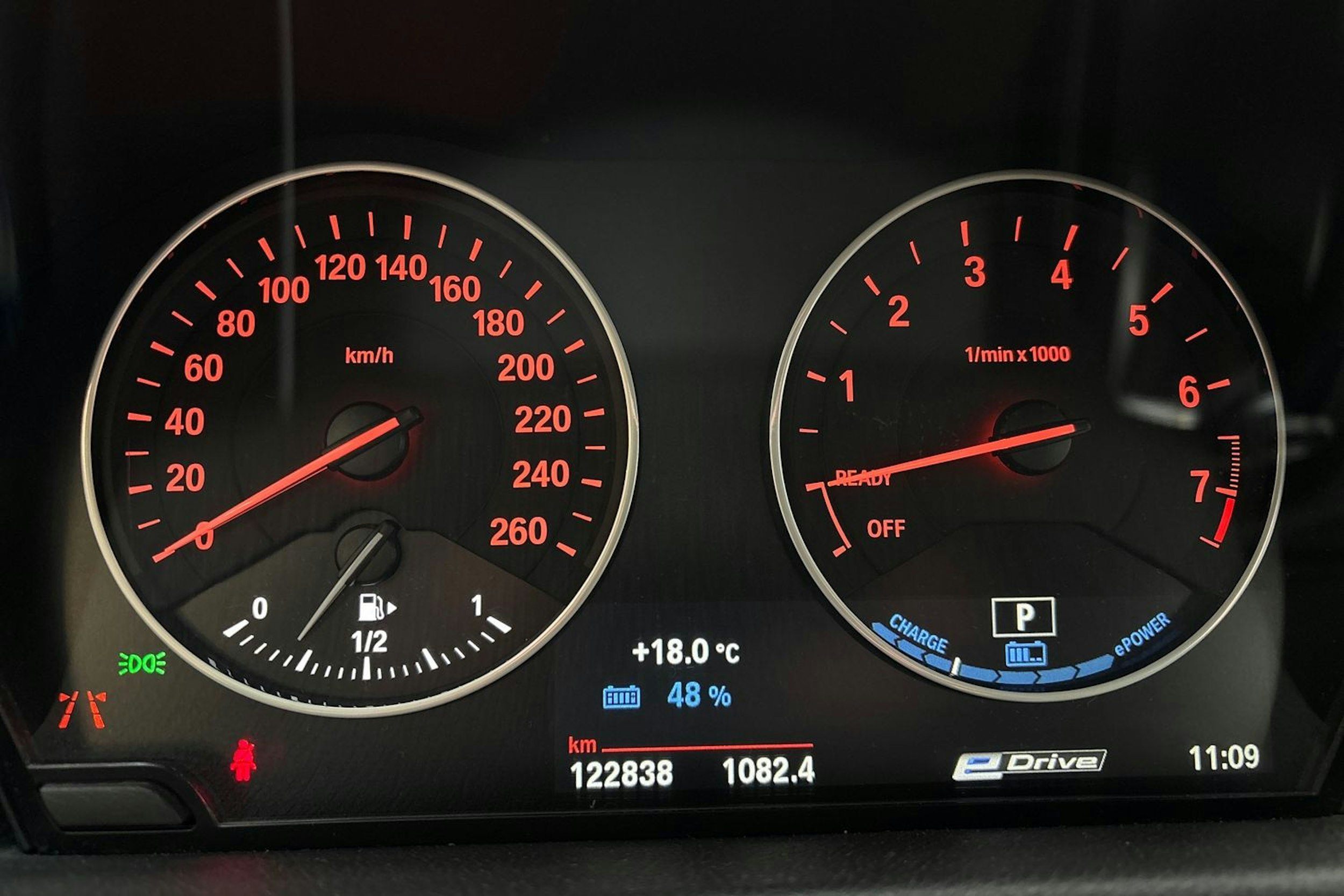 valkoinen BMW 225 2017 kuva 16.