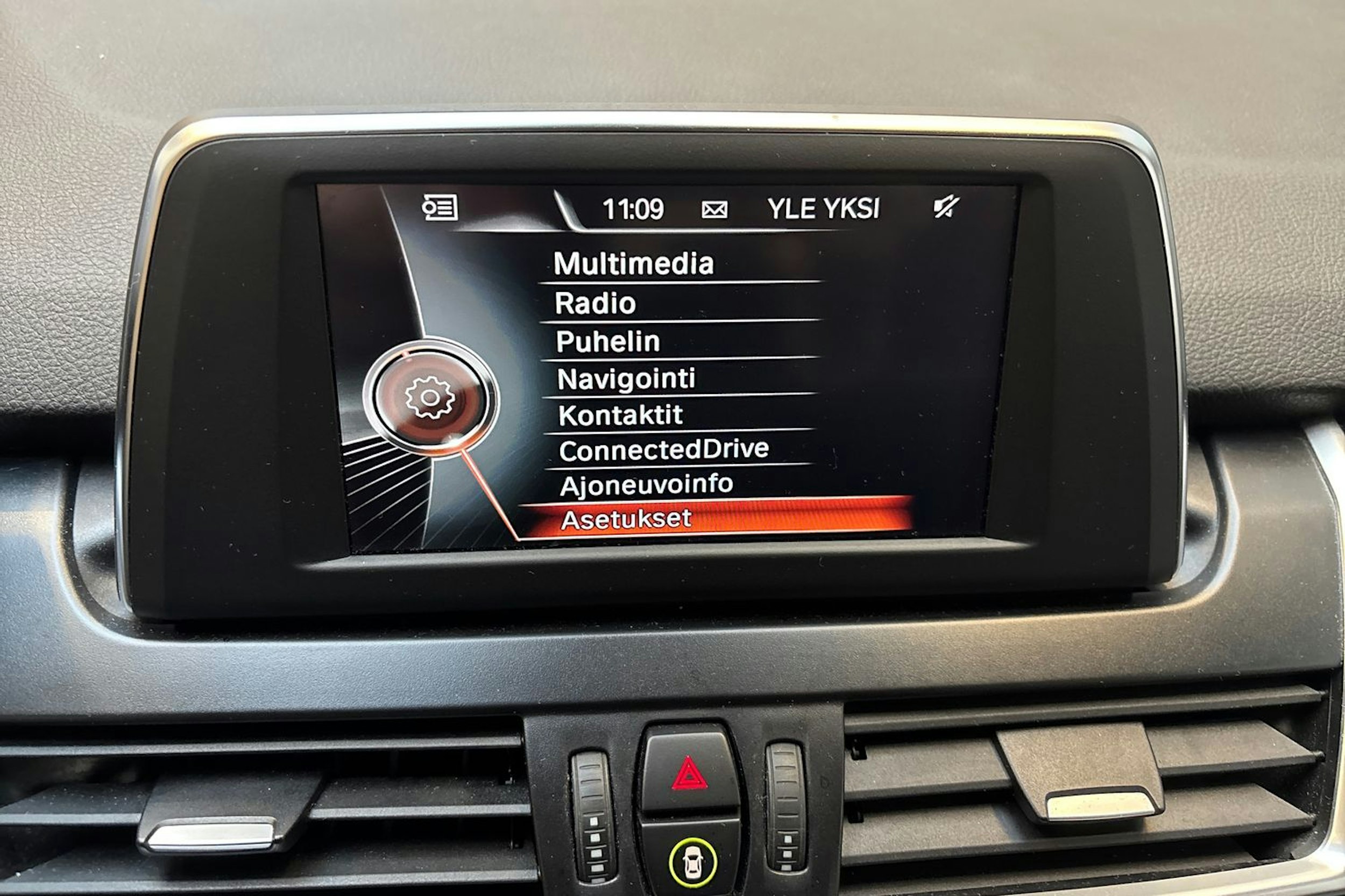 valkoinen BMW 225 2017 kuva 17.