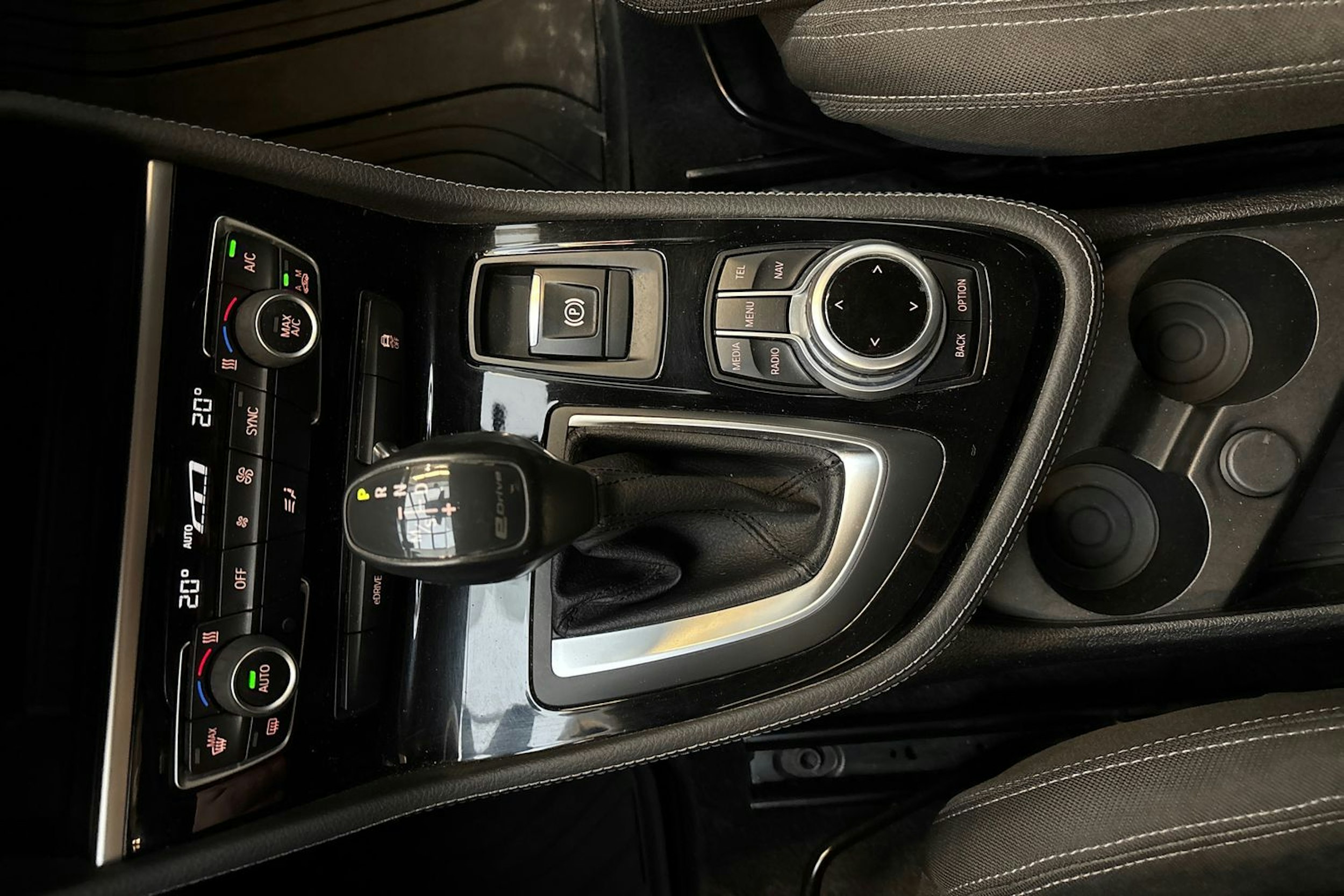 valkoinen BMW 225 2017 kuva 19.