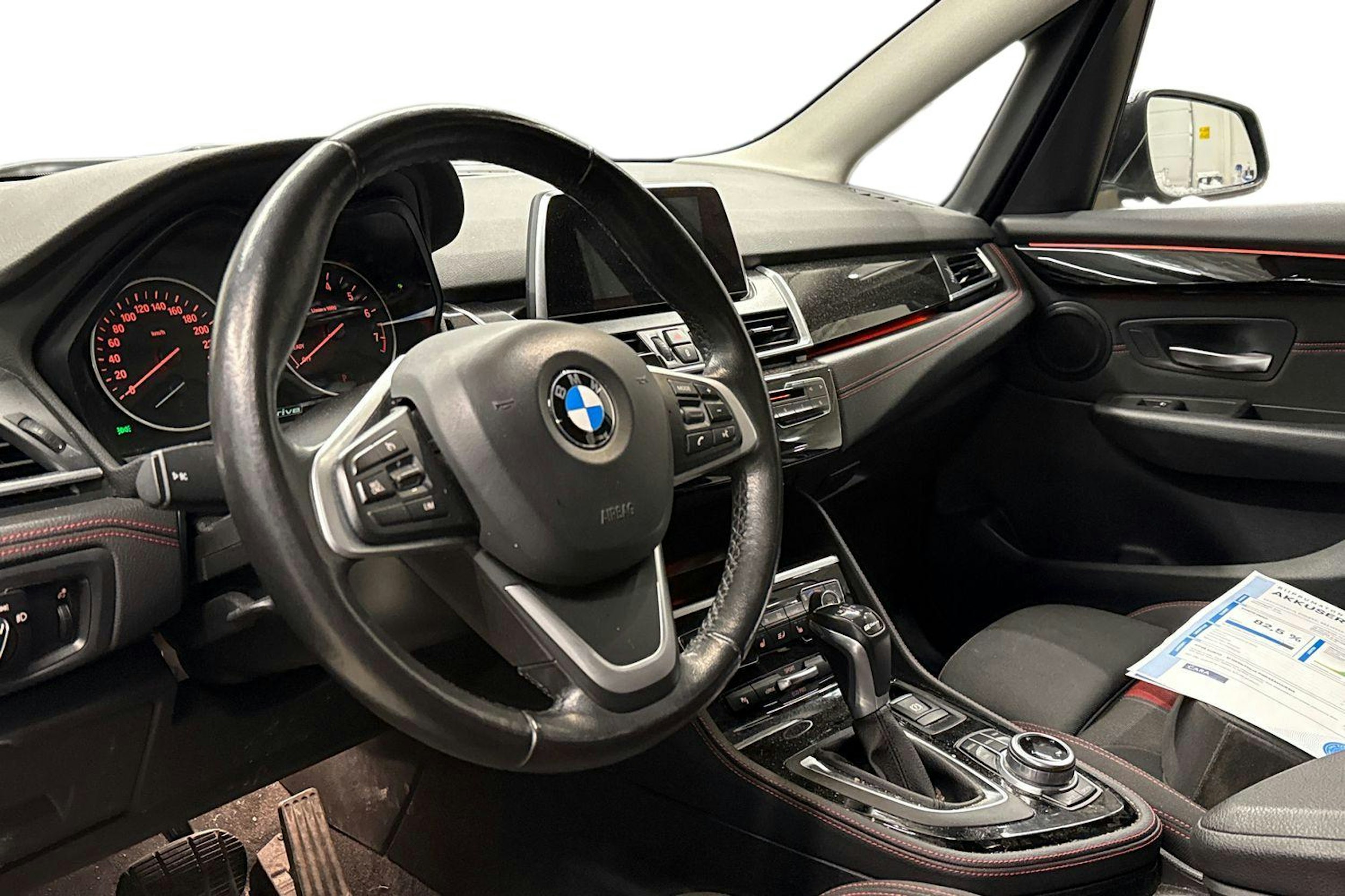 harmaa BMW 225 2017 kuva 3.