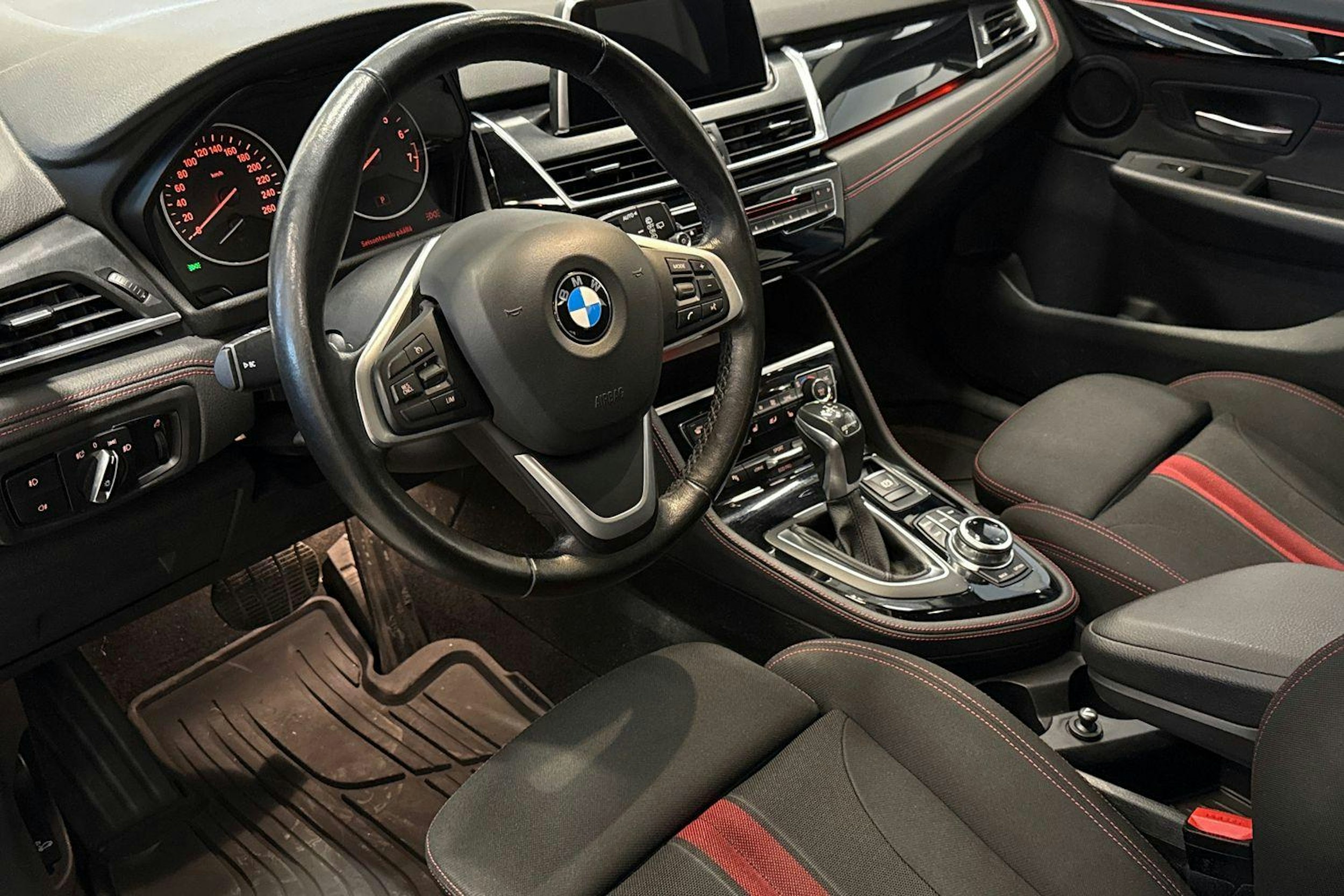 harmaa BMW 225 2018 kuva 7.