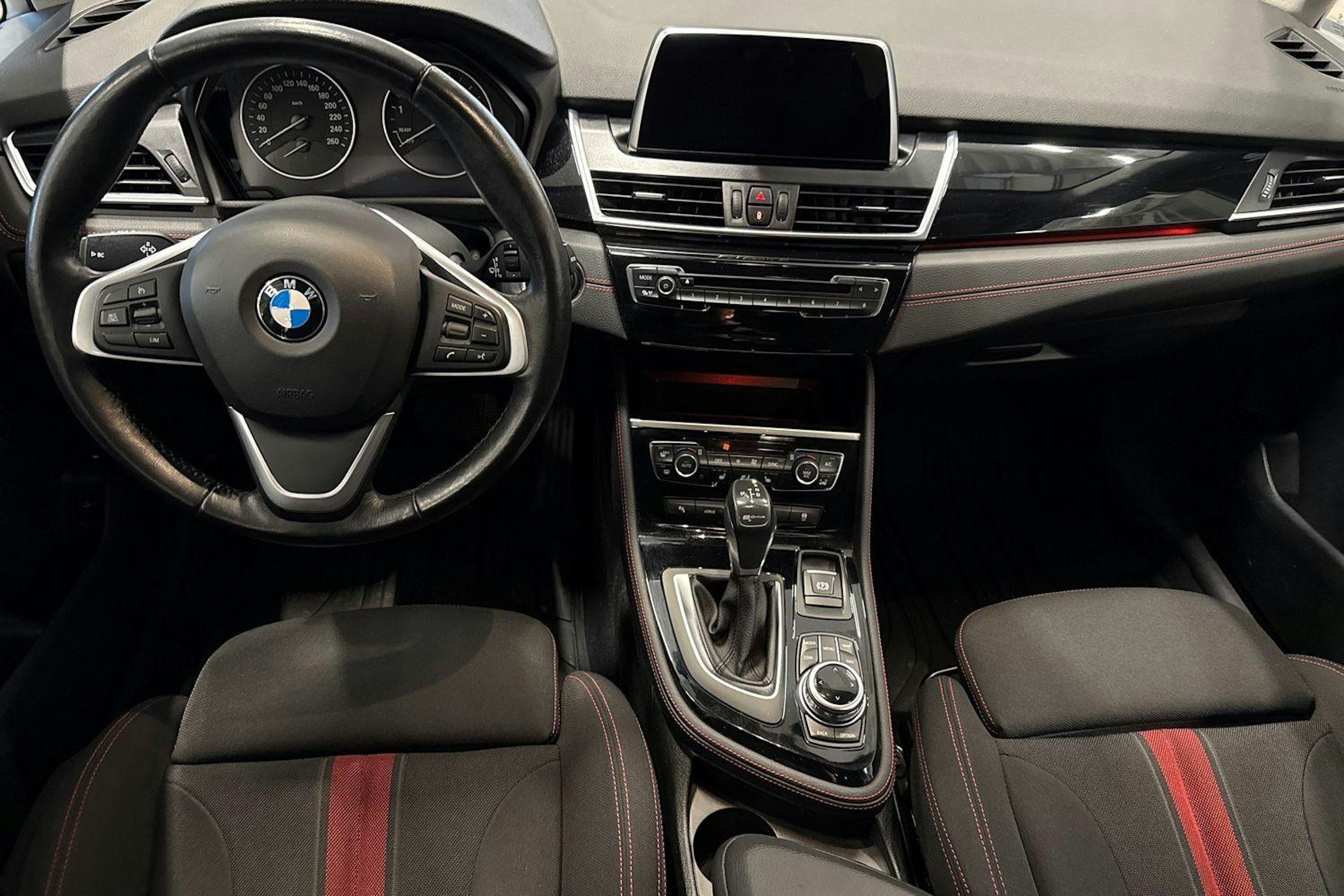 harmaa BMW 225 2018 kuva 9.