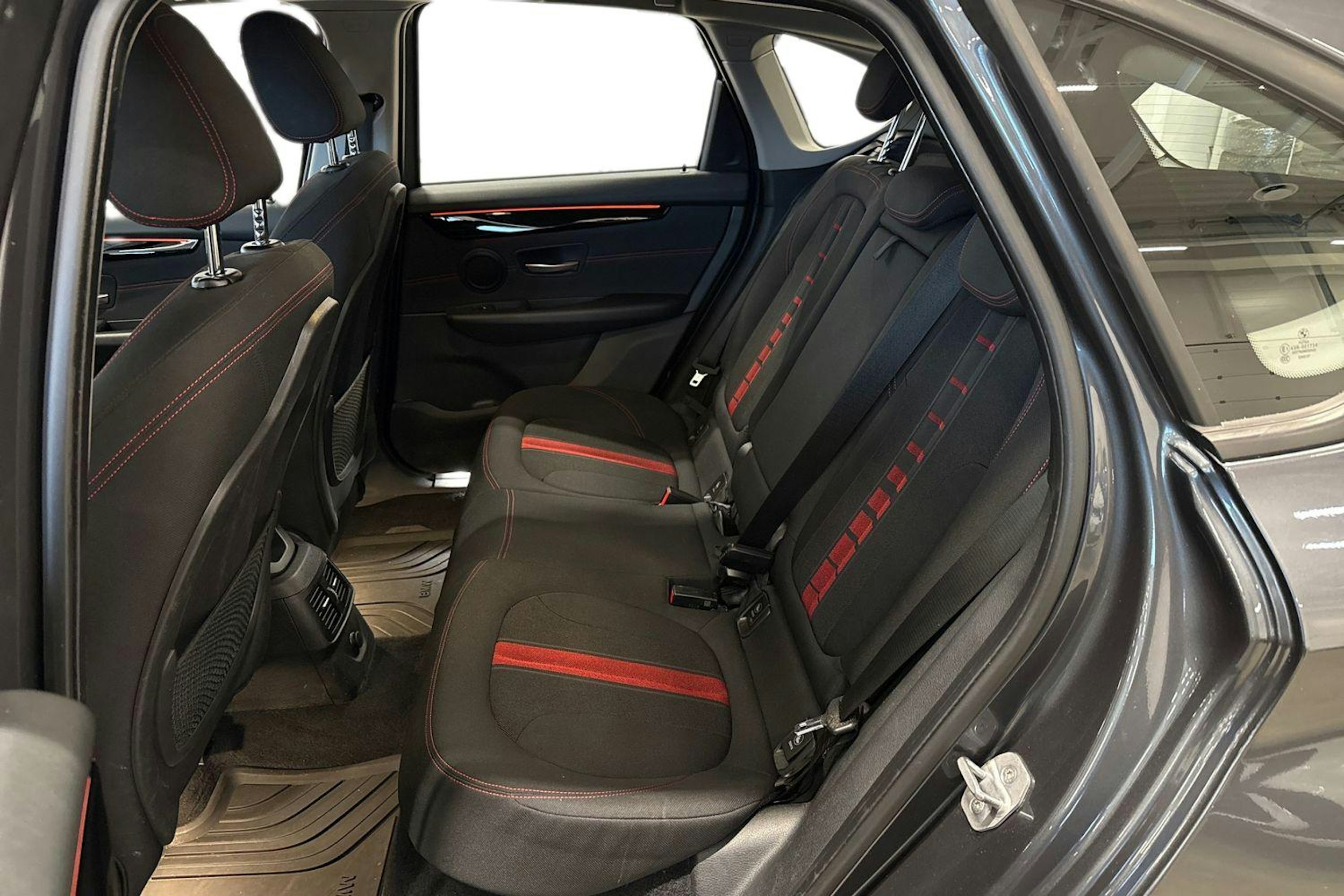 harmaa BMW 225 2018 kuva 10.