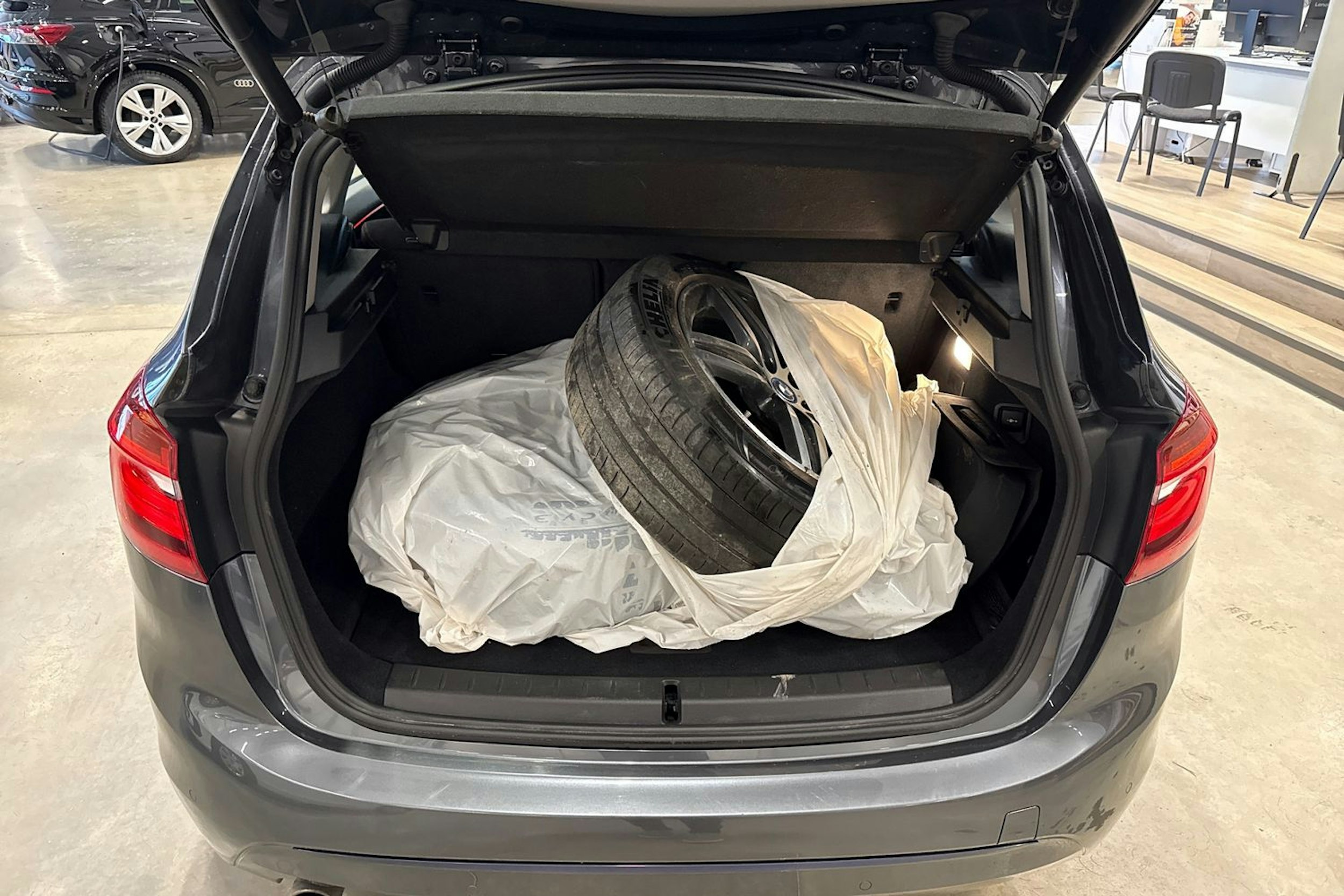 harmaa BMW 225 2018 kuva 14.