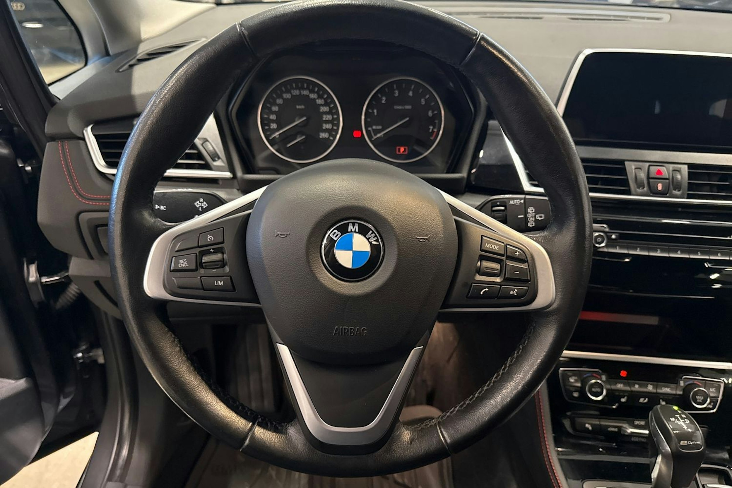 harmaa BMW 225 2018 kuva 19.