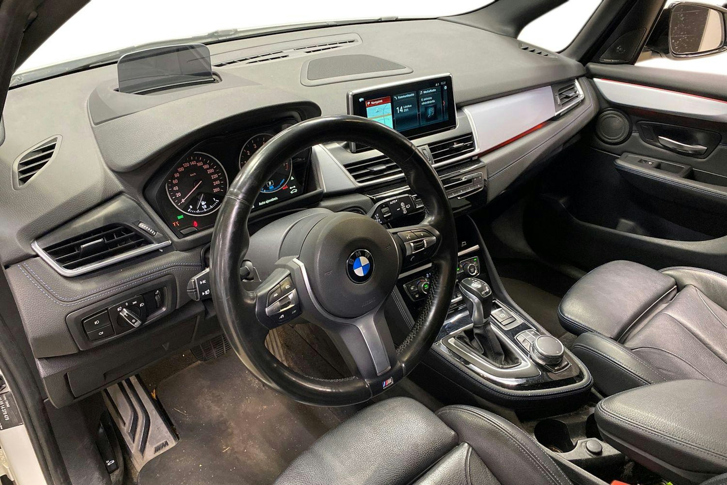Valkoinen BMW 225 2018 kuva 3.