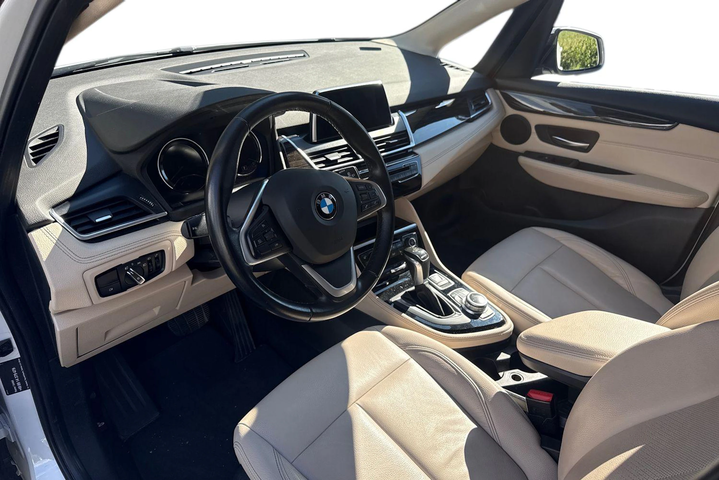 valkoinen BMW 225 2018 kuva 3.