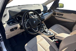 valkoinen BMW 225 2018 kuva 3.