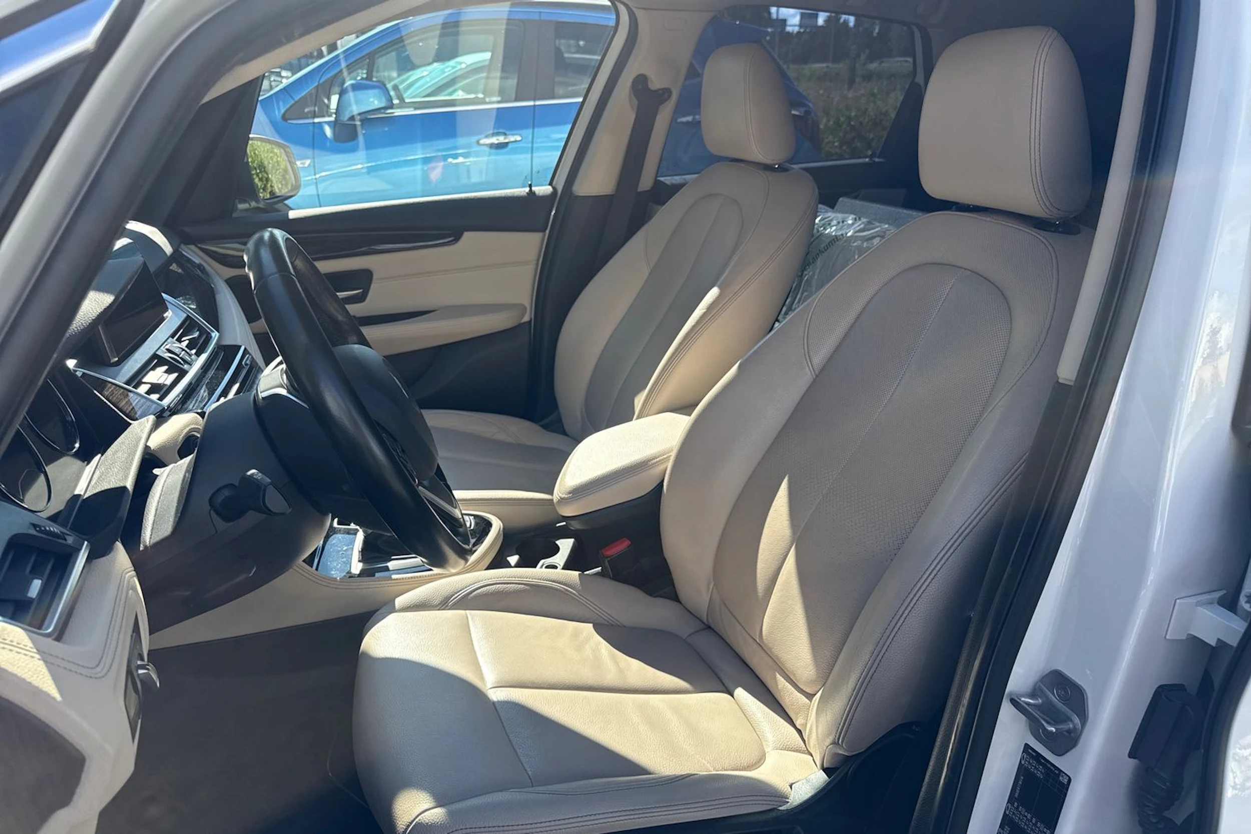 valkoinen BMW 225 2018 kuva 5.
