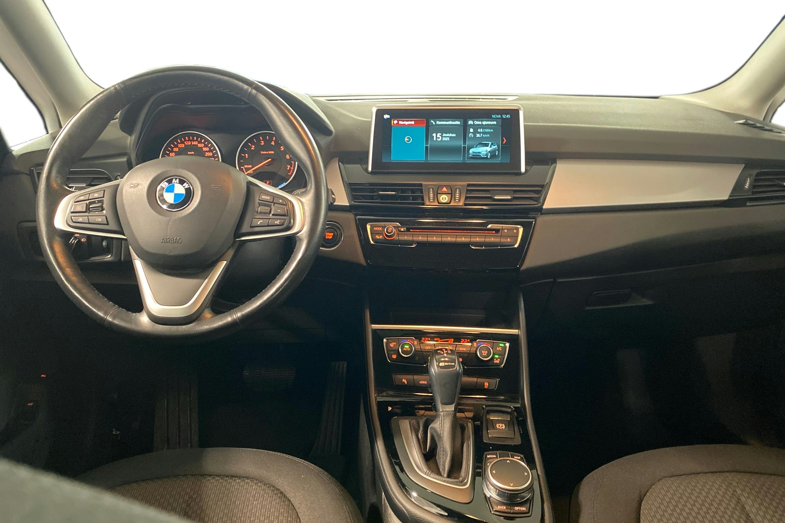 harmaa BMW 225 2018 kuva 9.