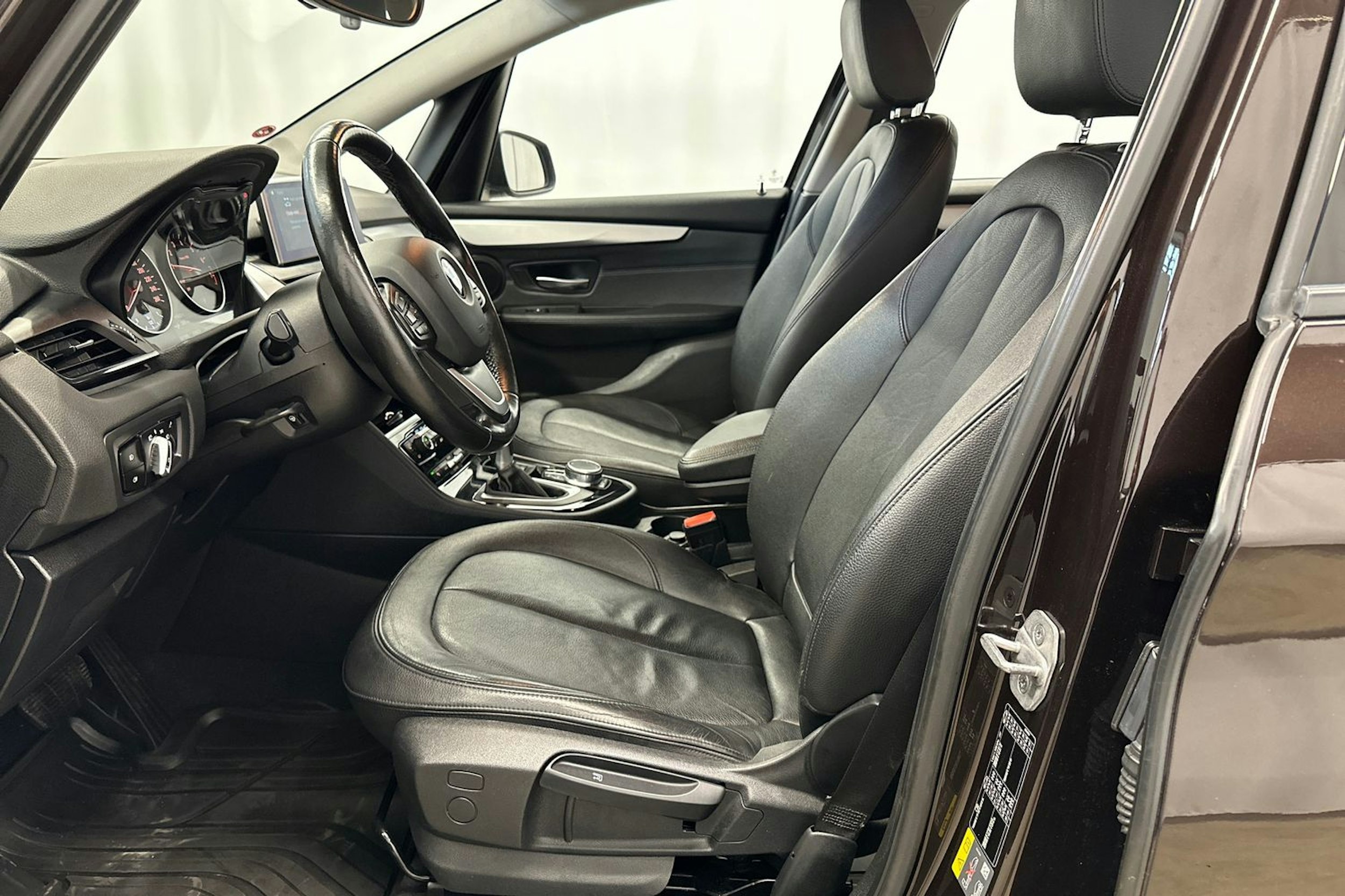 ruskea (beige) BMW 225 2018 kuva 16.