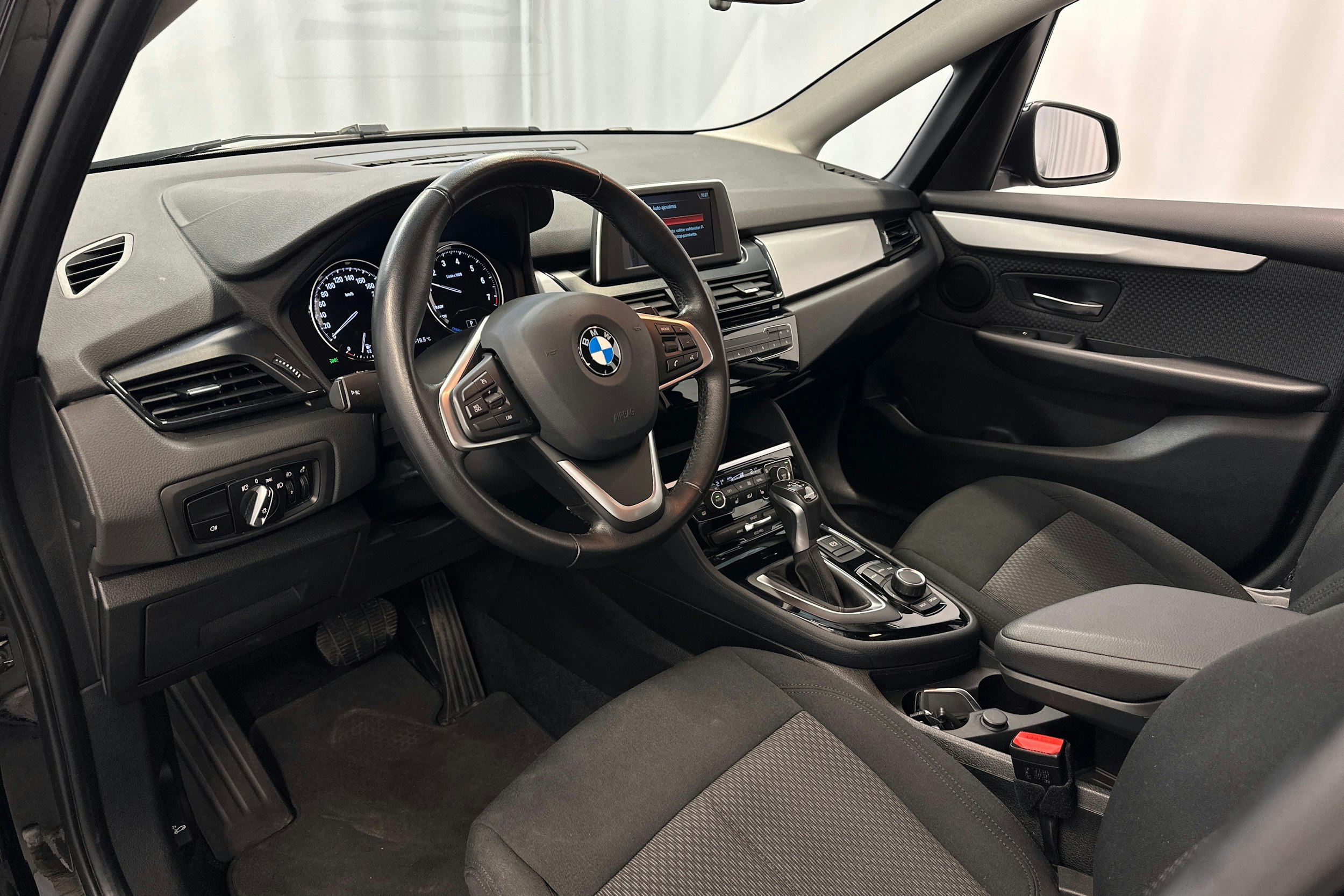 Musta BMW 225 2019 kuva 6.