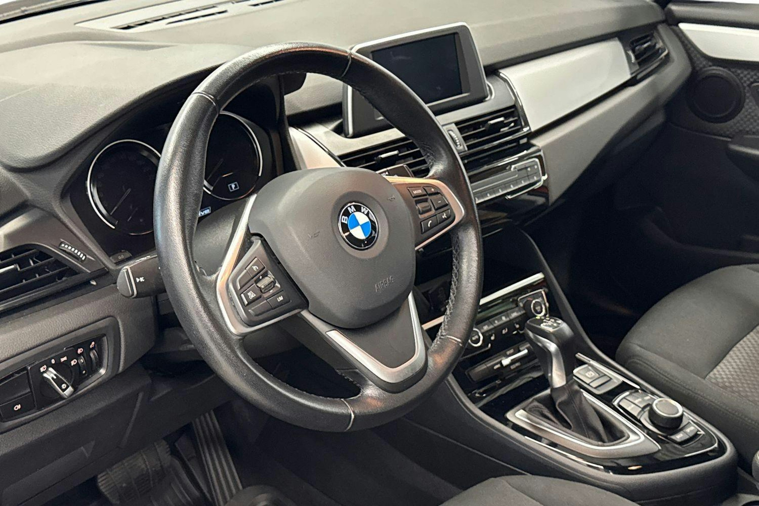 oranssi BMW 225 2020 kuva 6.