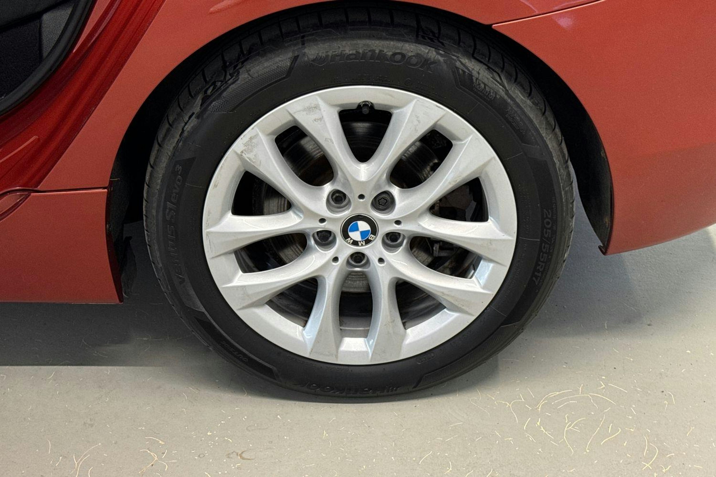 oranssi BMW 225 2020 kuva 10.