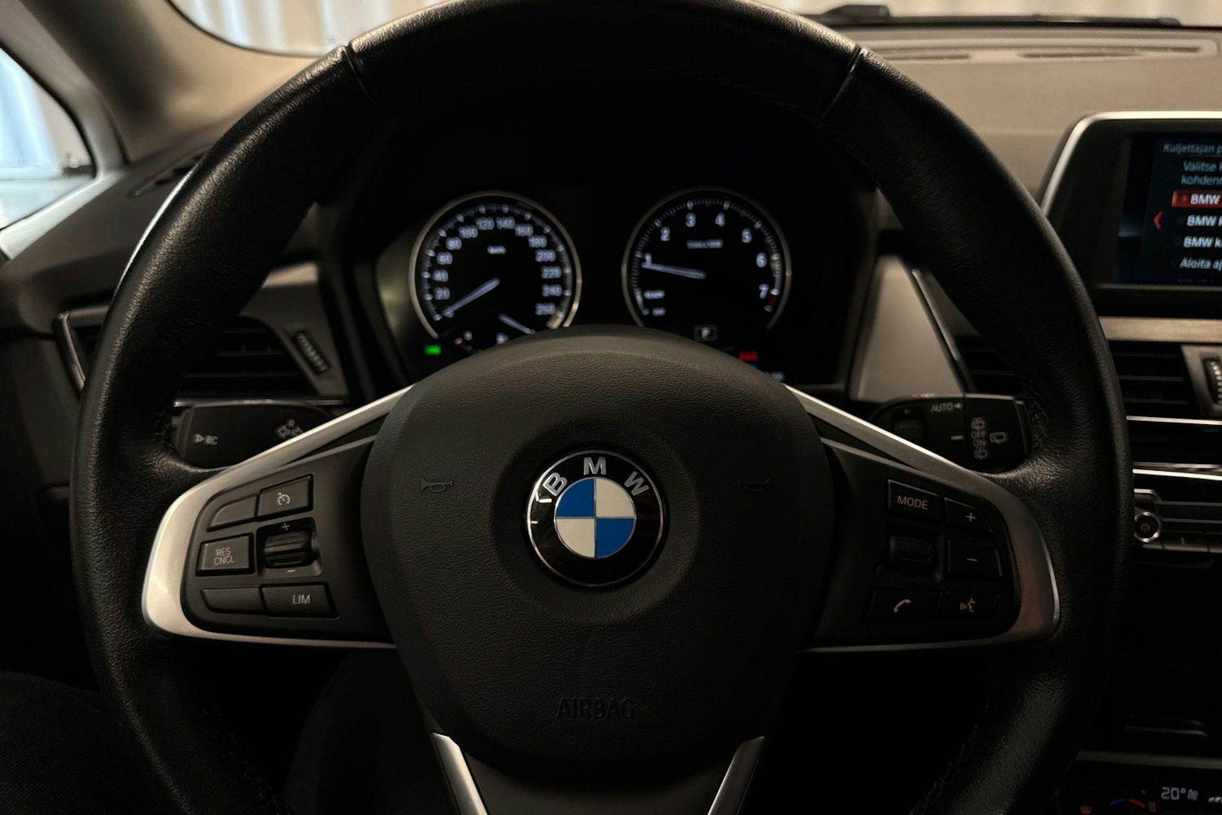 oranssi BMW 225 2020 kuva 11.