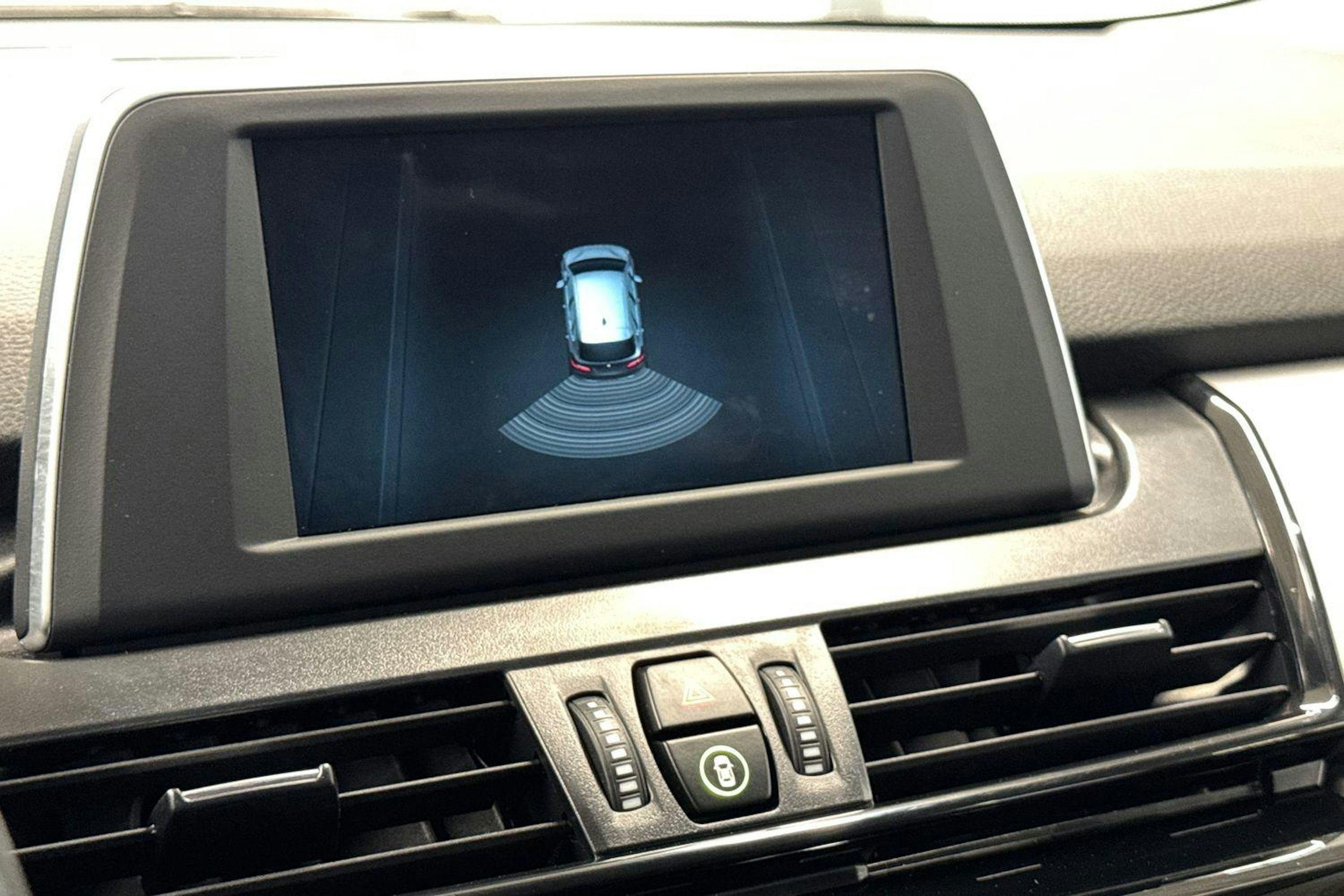 oranssi BMW 225 2020 kuva 13.