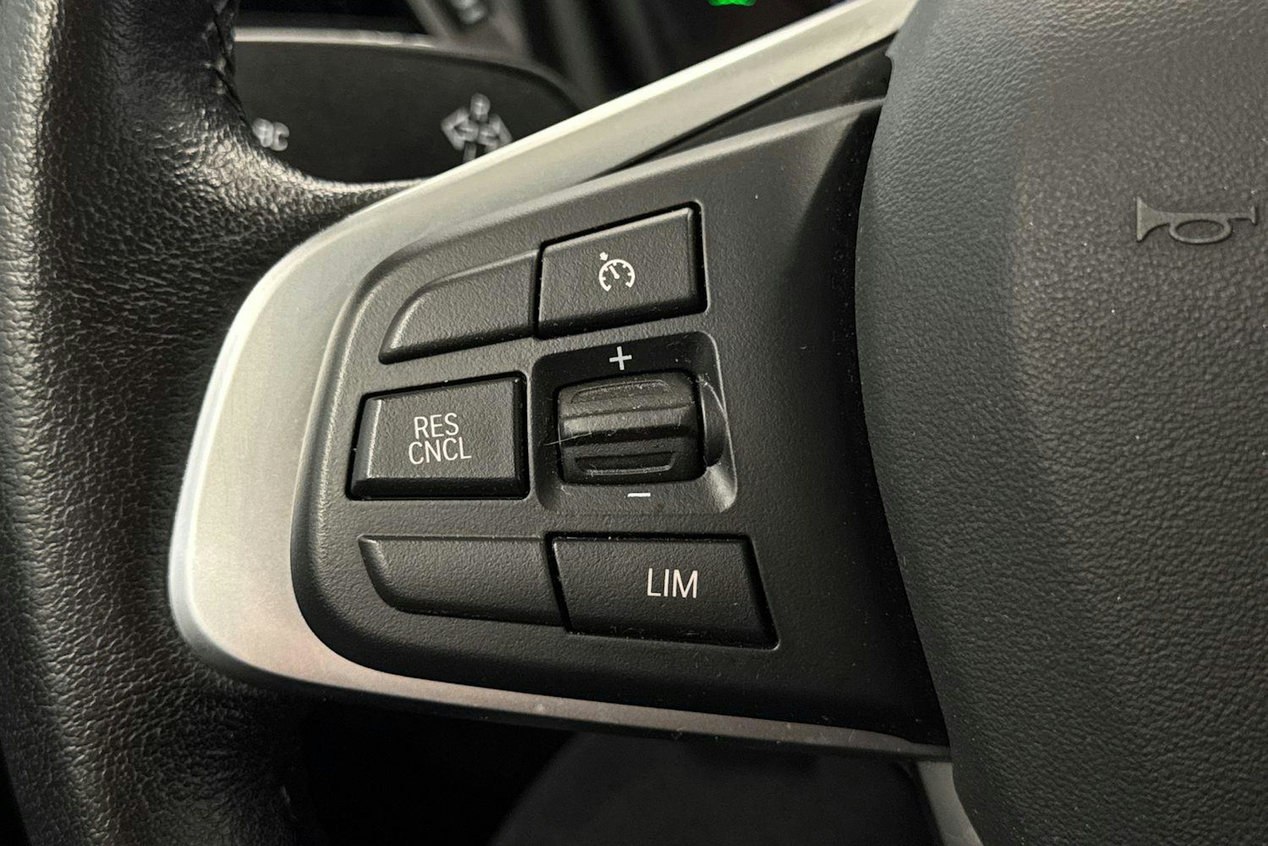oranssi BMW 225 2020 kuva 14.