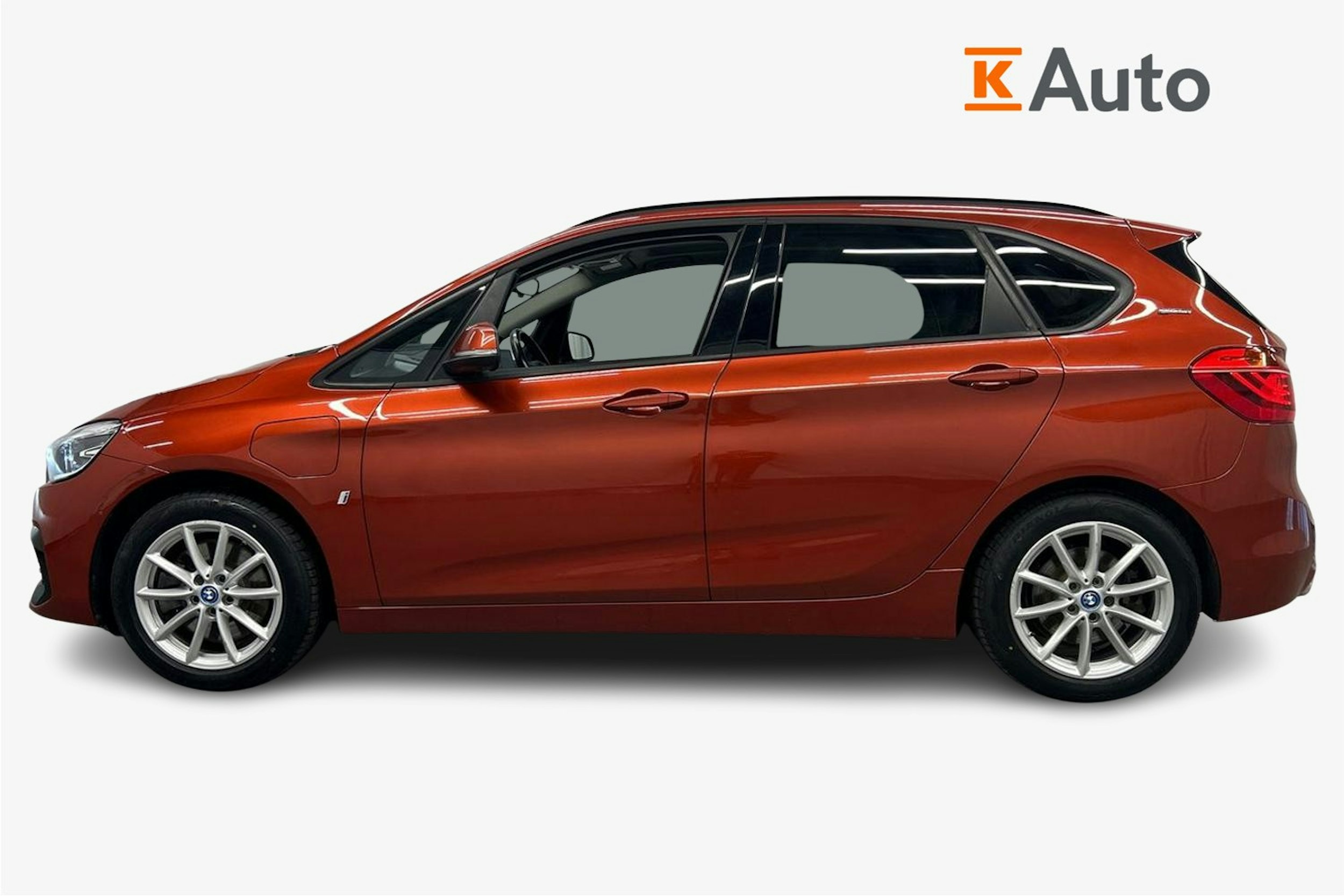 oranssi BMW 225 2019 kuva 6.