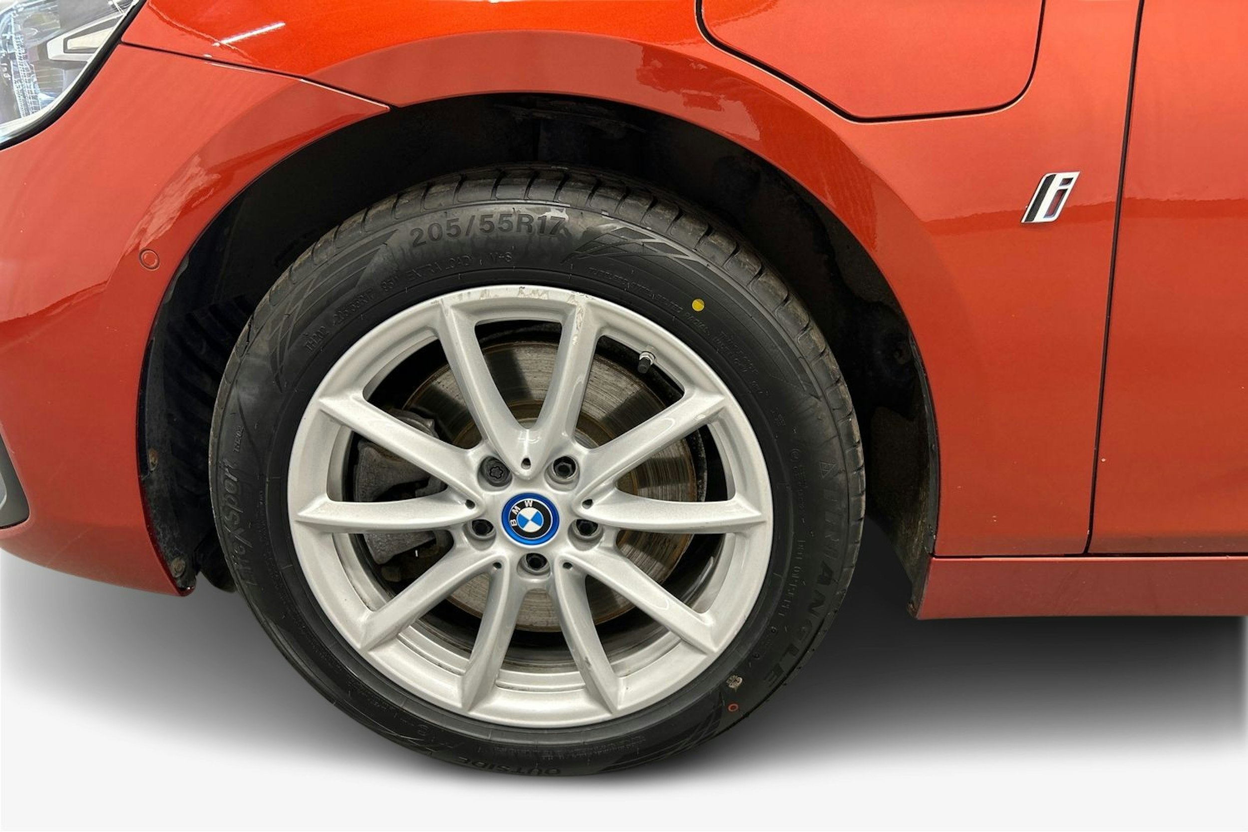 oranssi BMW 225 2019 kuva 11.