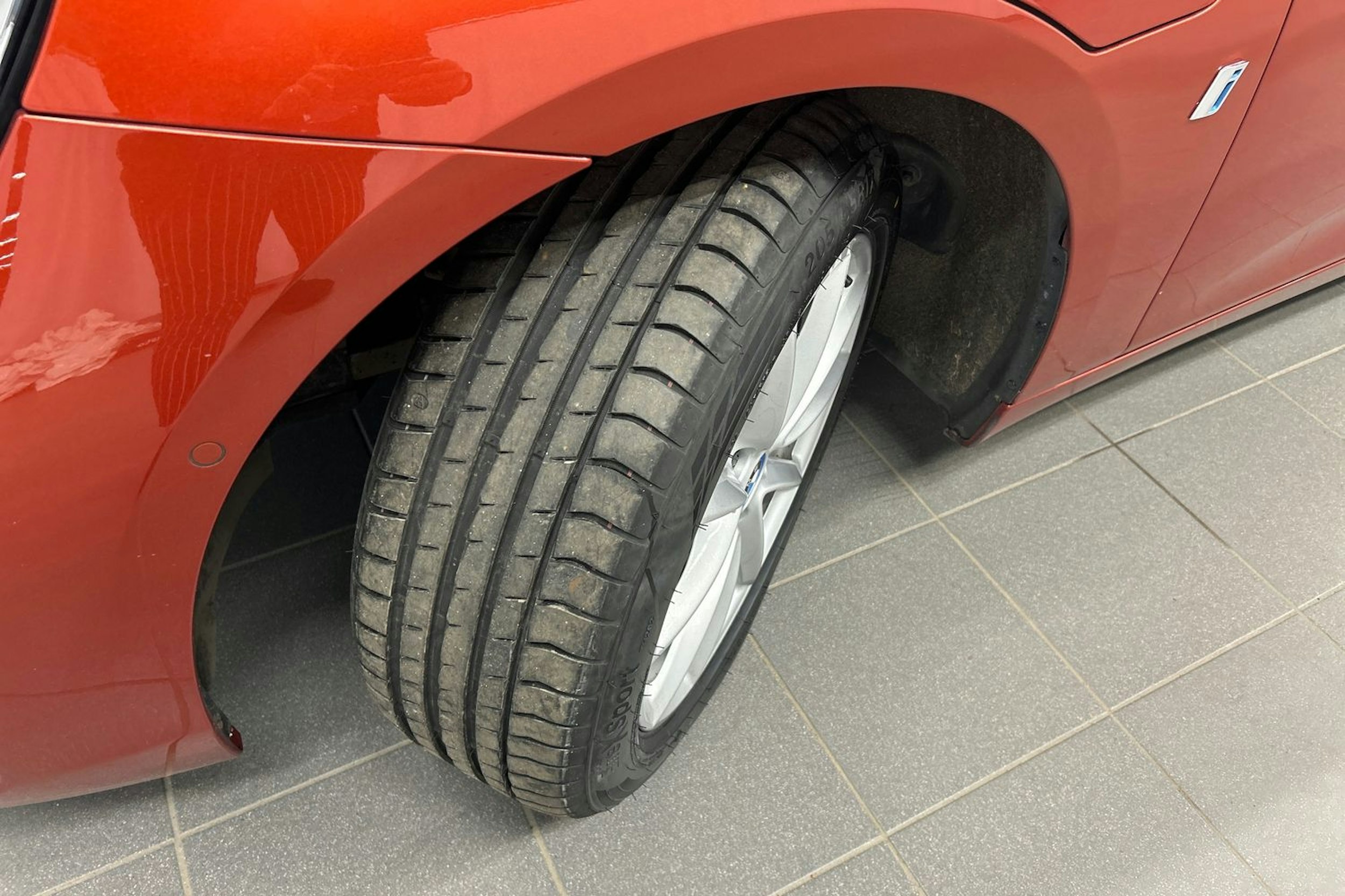 oranssi BMW 225 2019 kuva 13.