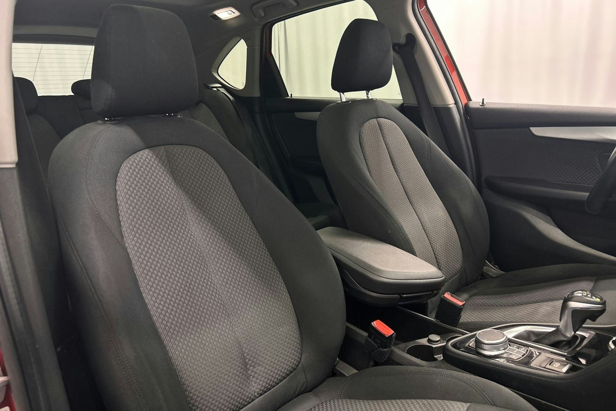 oranssi BMW 225 2019 kuva 14.