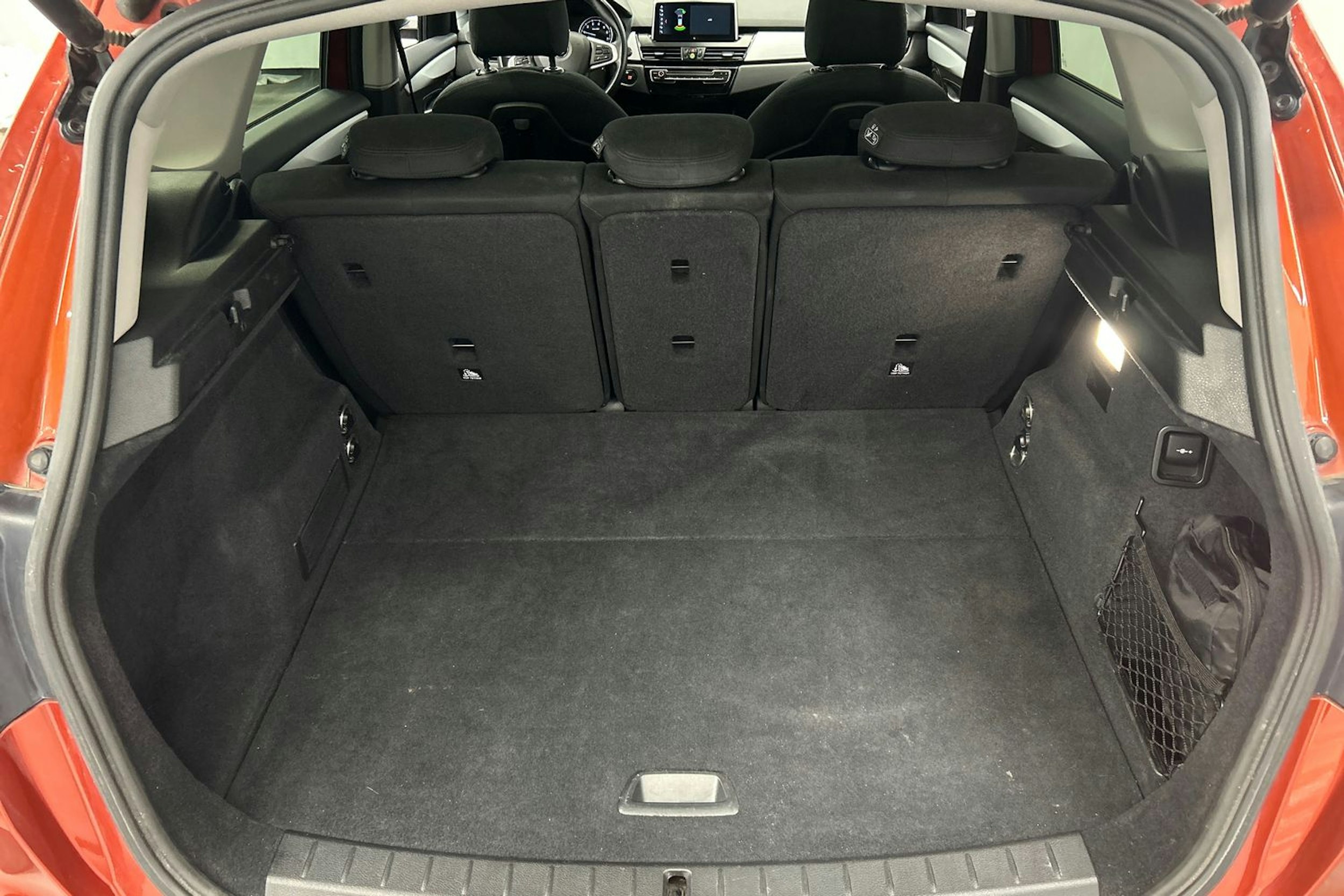 oranssi BMW 225 2019 kuva 16.