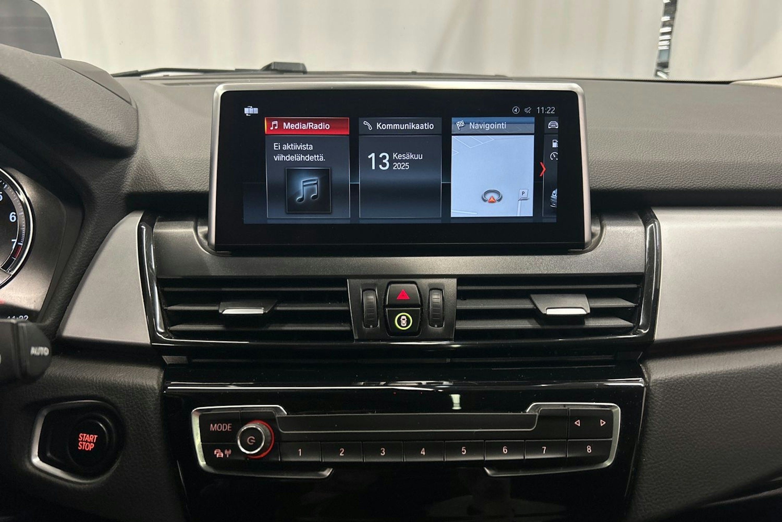 oranssi BMW 225 2019 kuva 23.