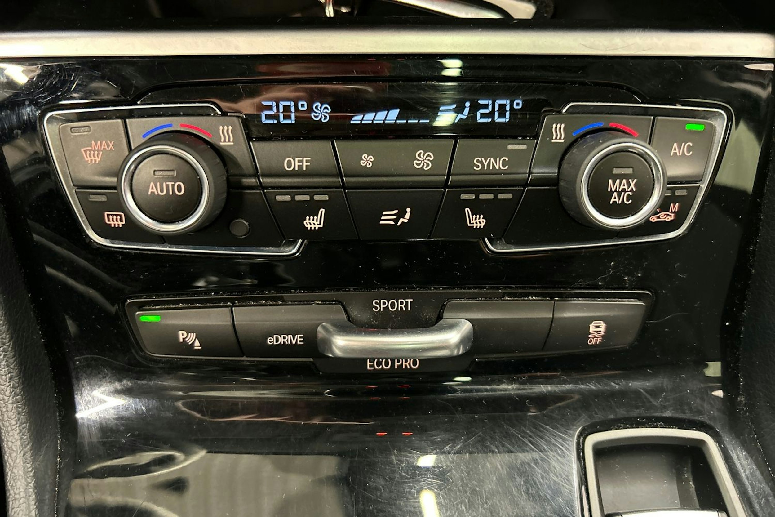 oranssi BMW 225 2019 kuva 27.
