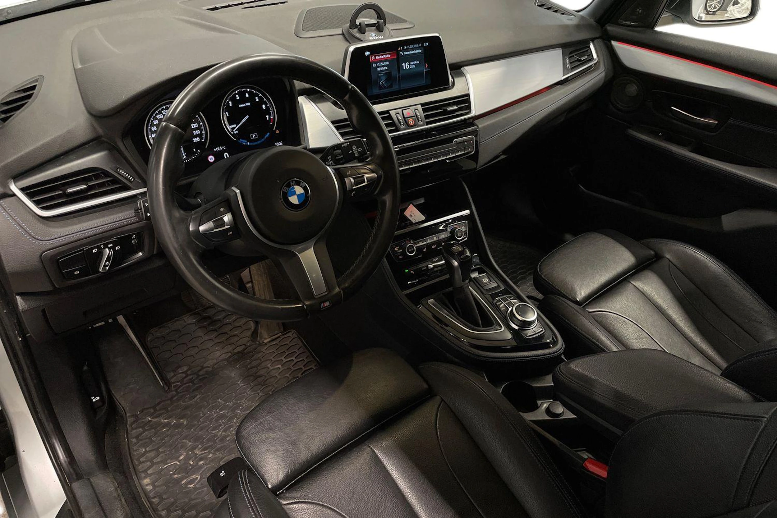 Harmaa BMW 225 2019 kuva 8.