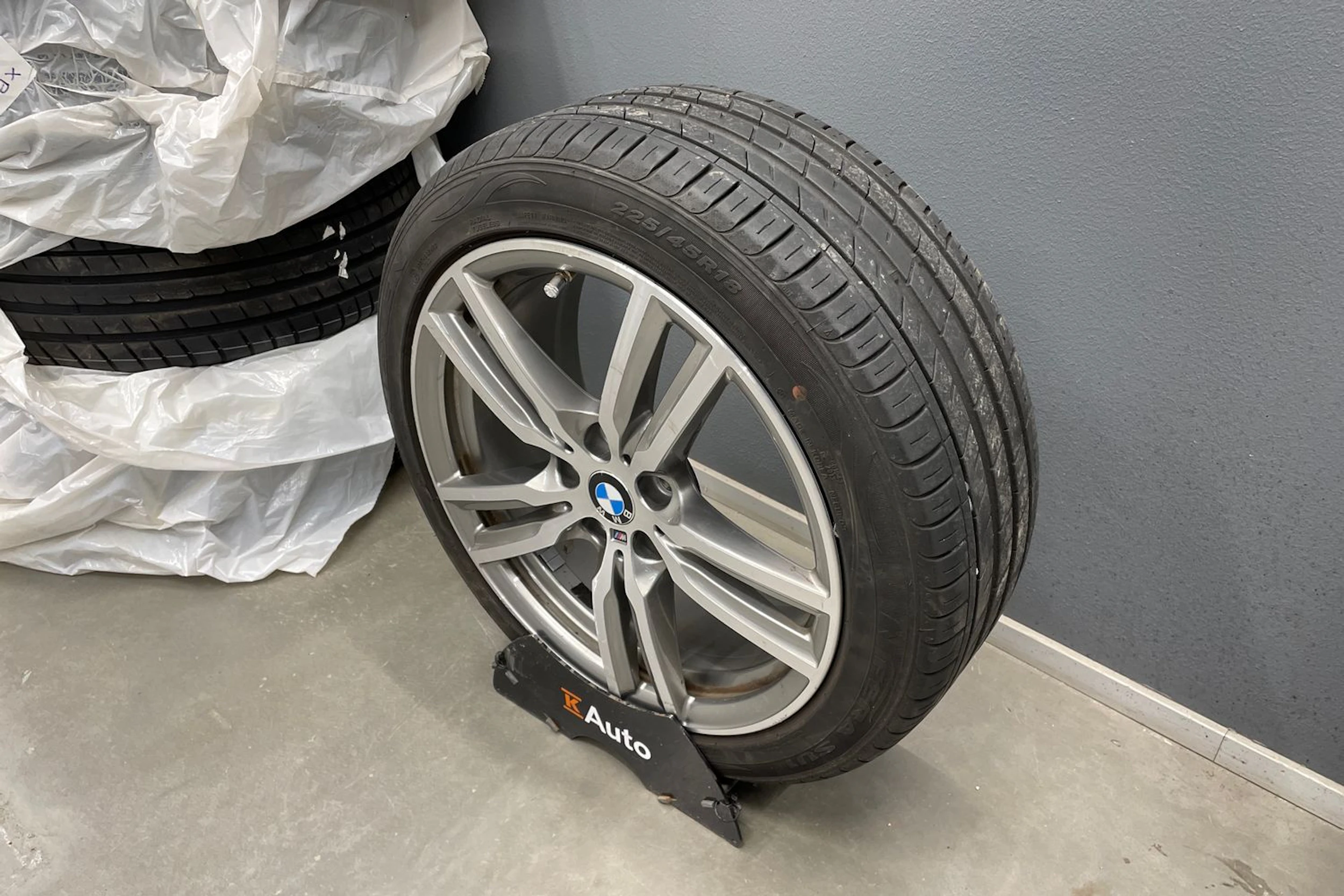 Harmaa BMW 225 2019 kuva 15.
