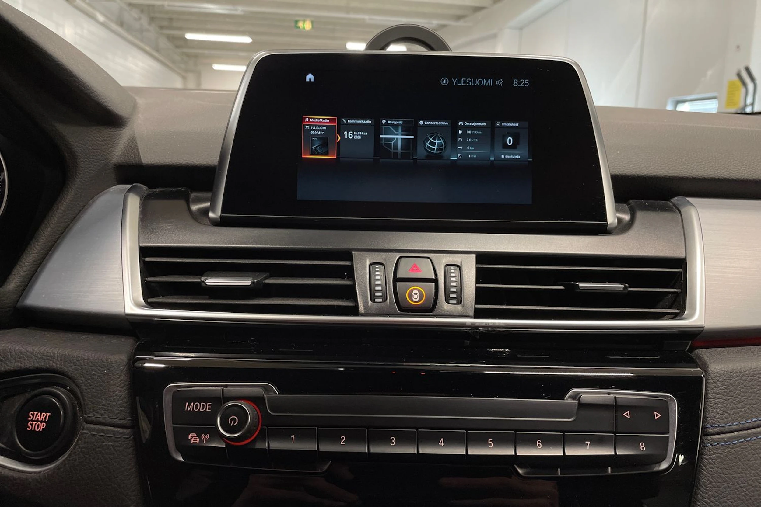 Harmaa BMW 225 2019 kuva 18.