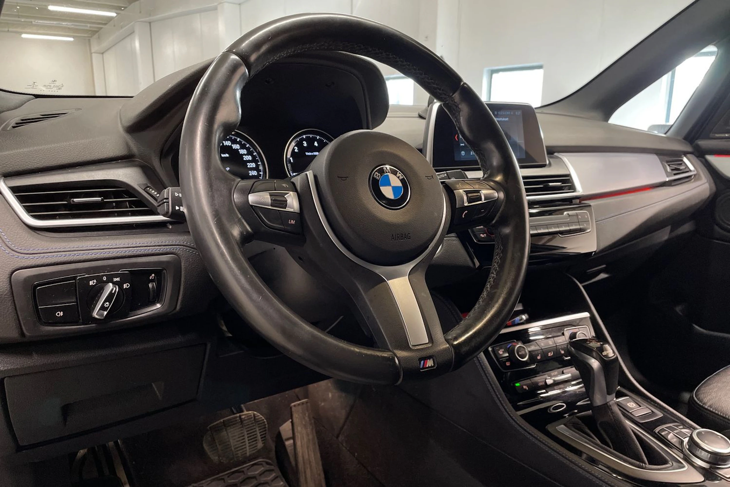 Harmaa BMW 225 2019 kuva 27.