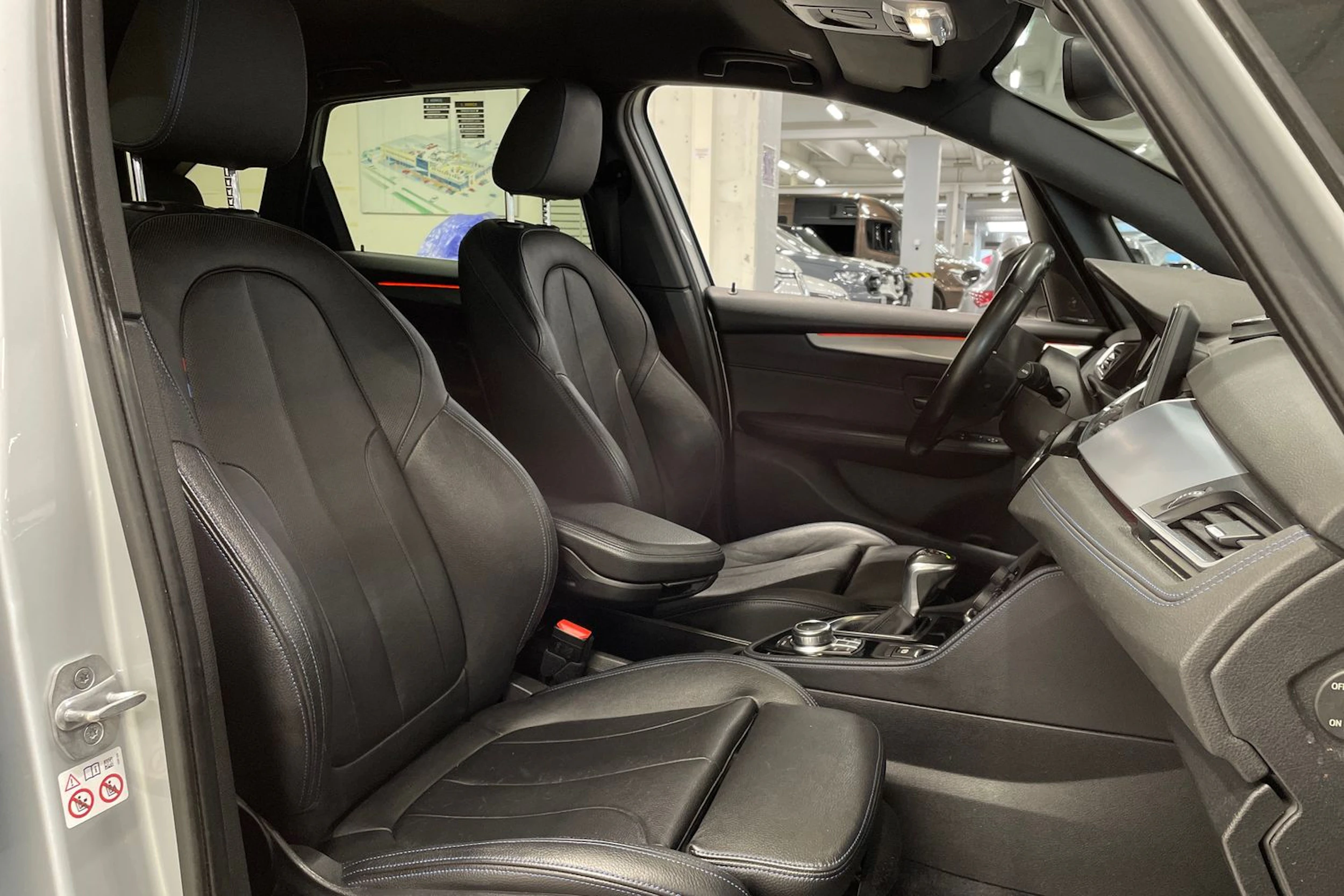 Harmaa BMW 225 2019 kuva 28.