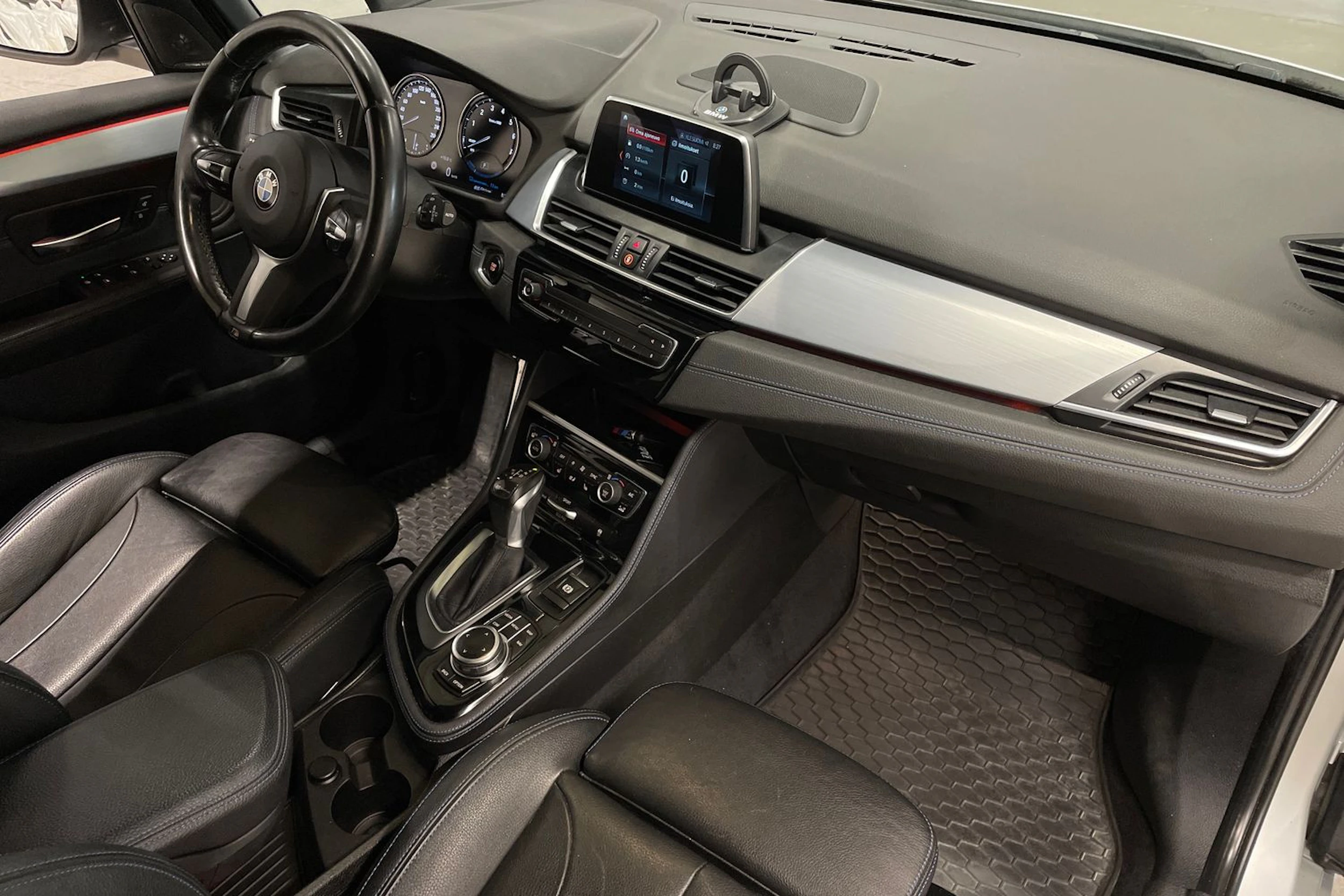 Harmaa BMW 225 2019 kuva 29.
