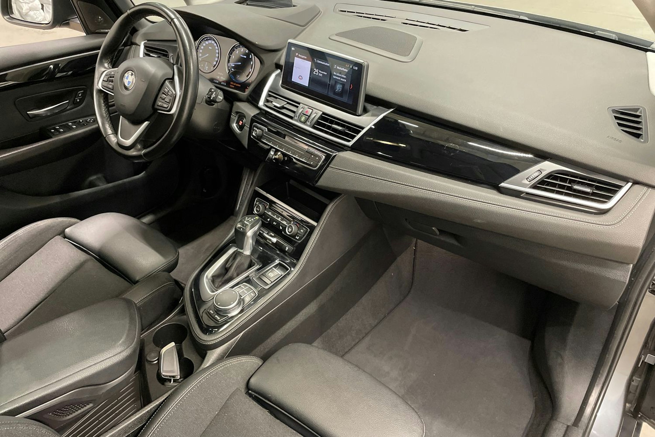 harmaa BMW 225 2019 kuva 28.