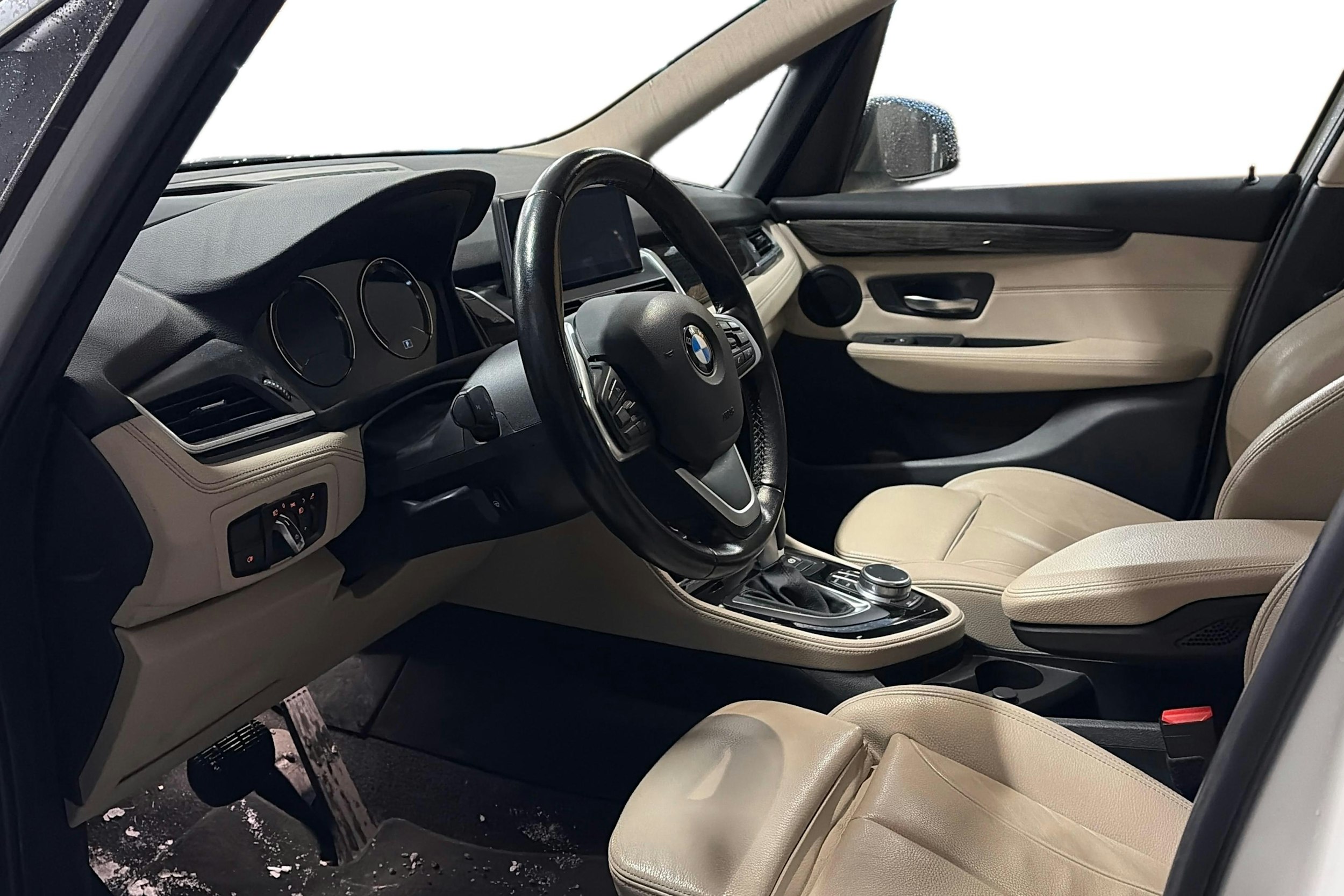 valkoinen BMW 225 2019 kuva 3.