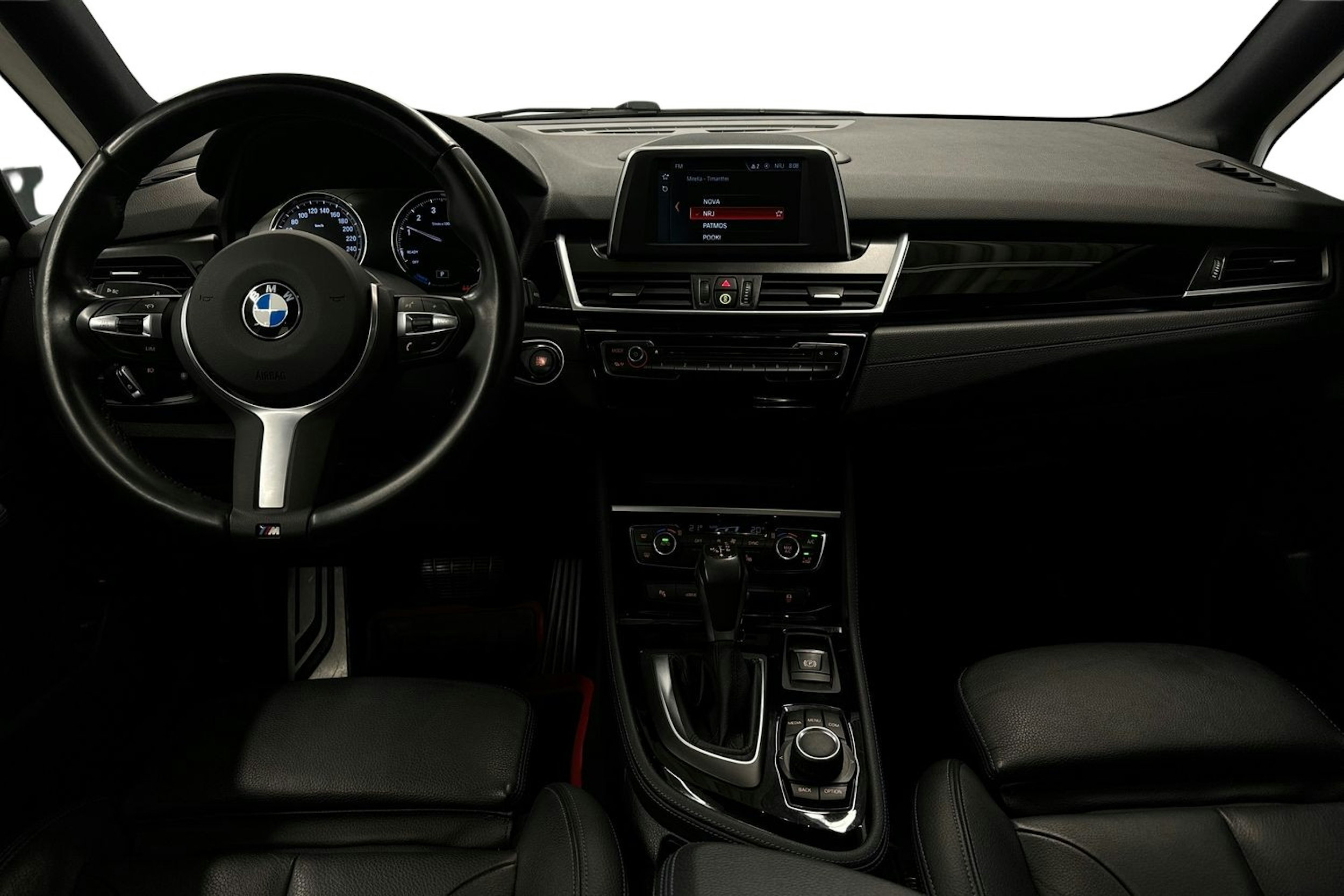 sininen BMW 225 2020 kuva 9.