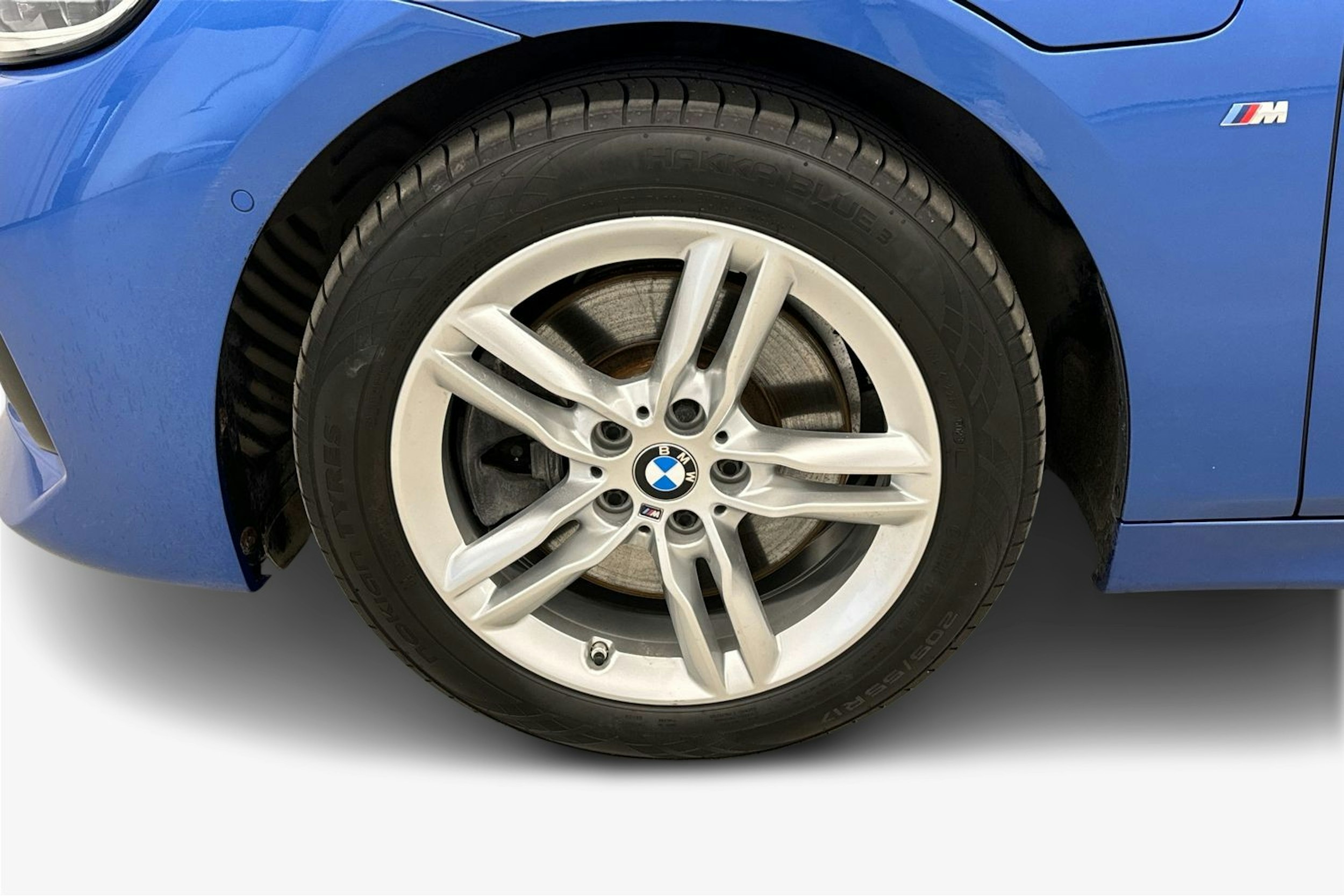 sininen BMW 225 2020 kuva 11.