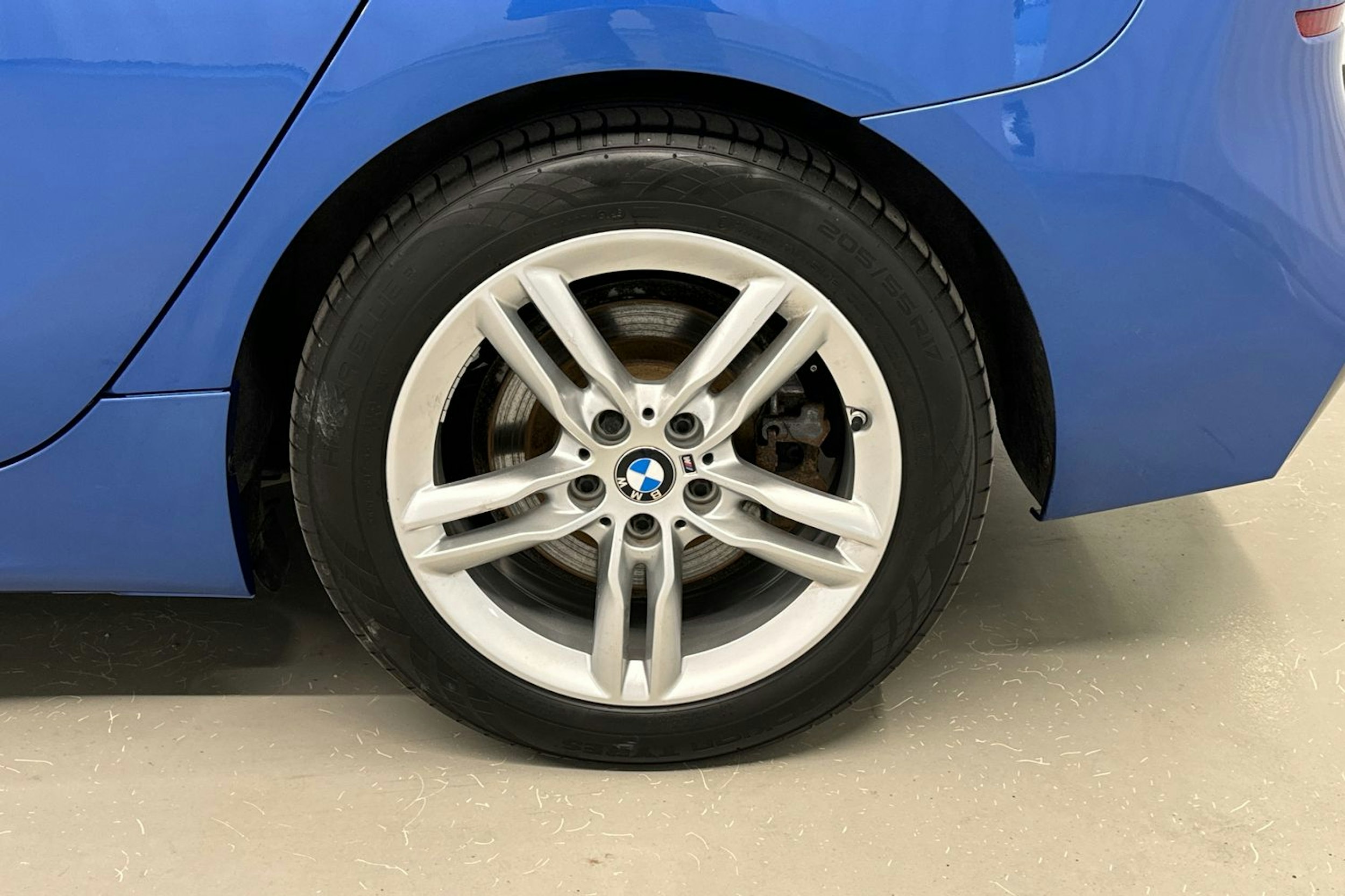 sininen BMW 225 2020 kuva 13.