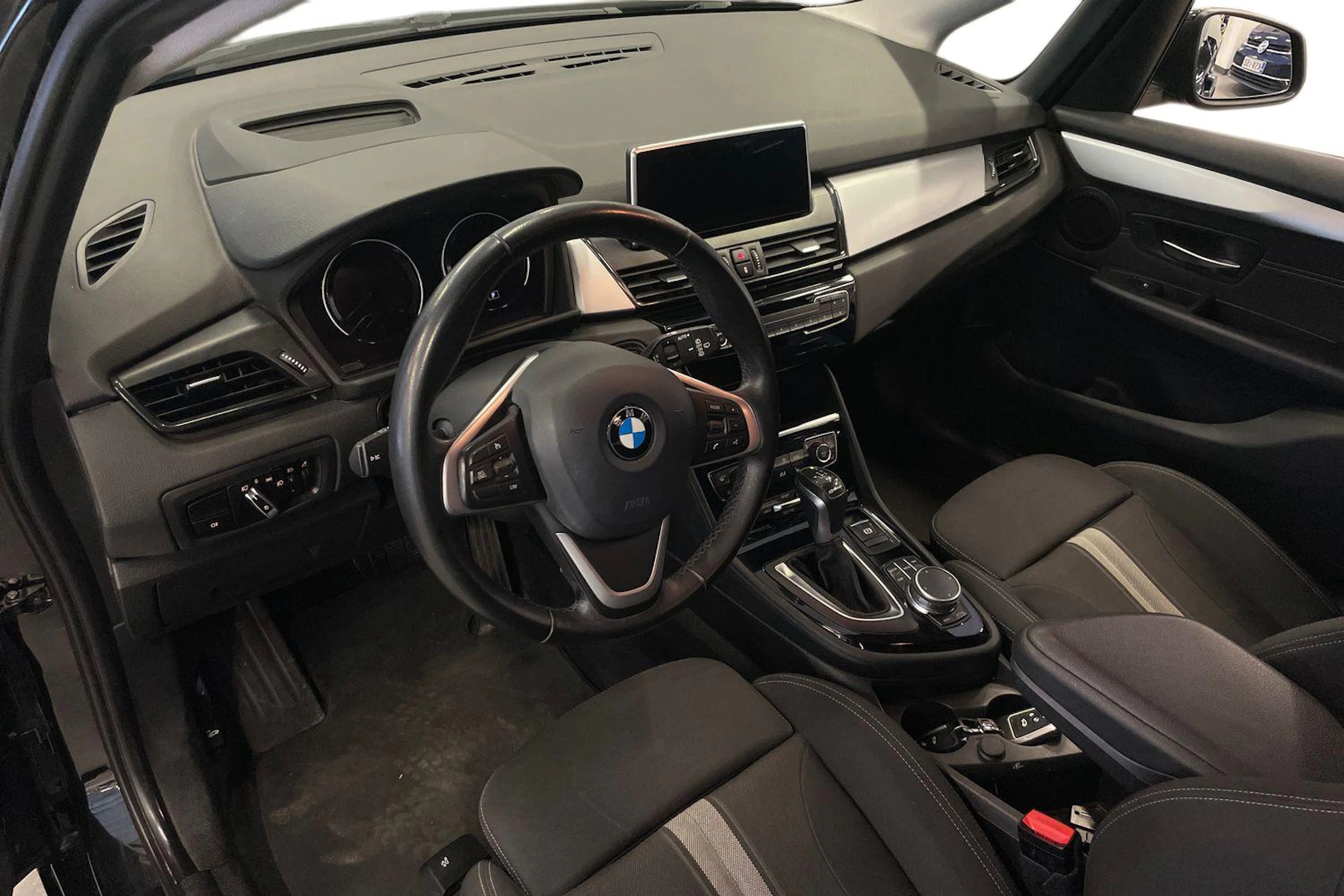 Musta BMW 225 2019 kuva 7.