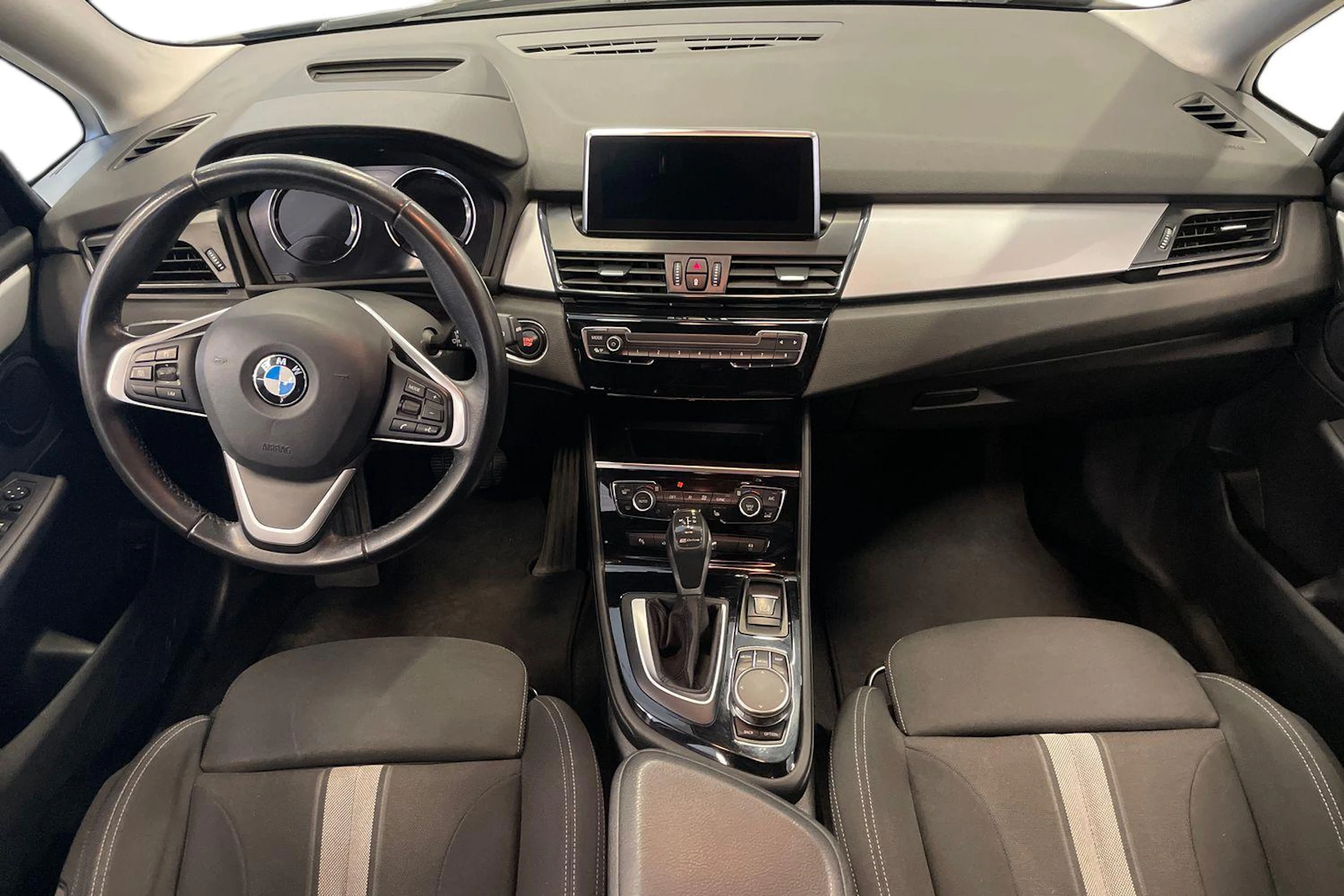 Musta BMW 225 2019 kuva 9.