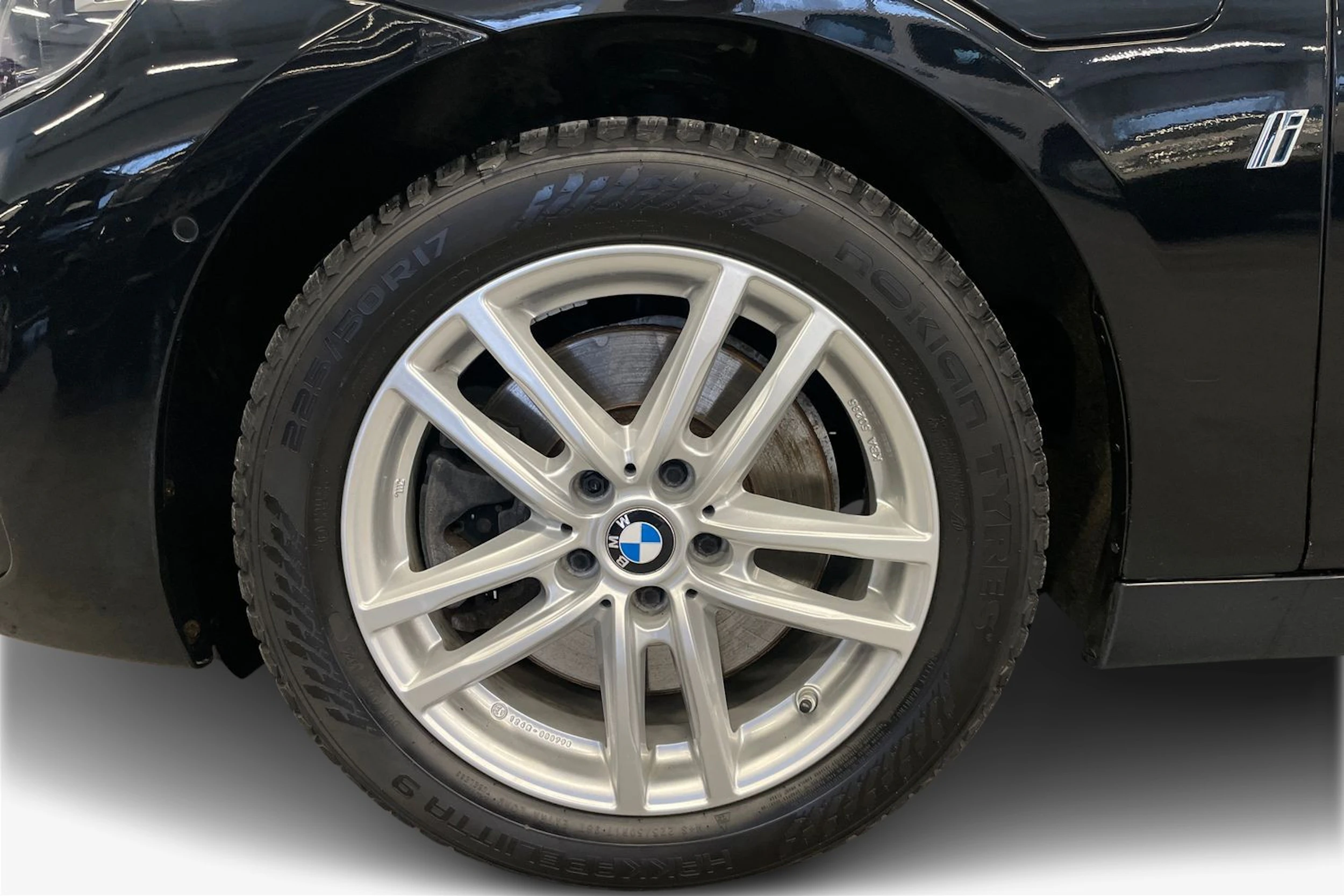 Musta BMW 225 2019 kuva 11.