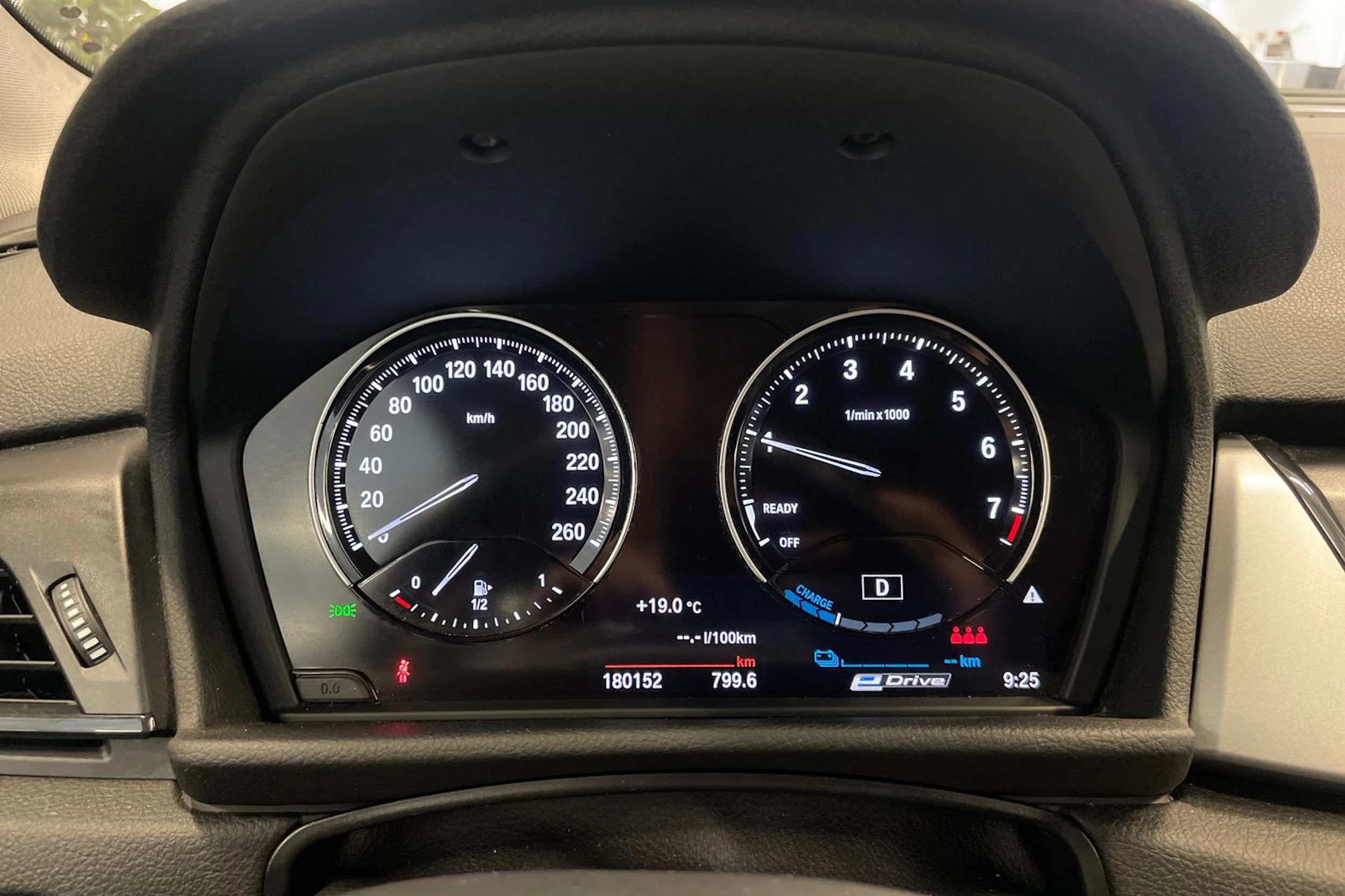 Musta BMW 225 2019 kuva 21.