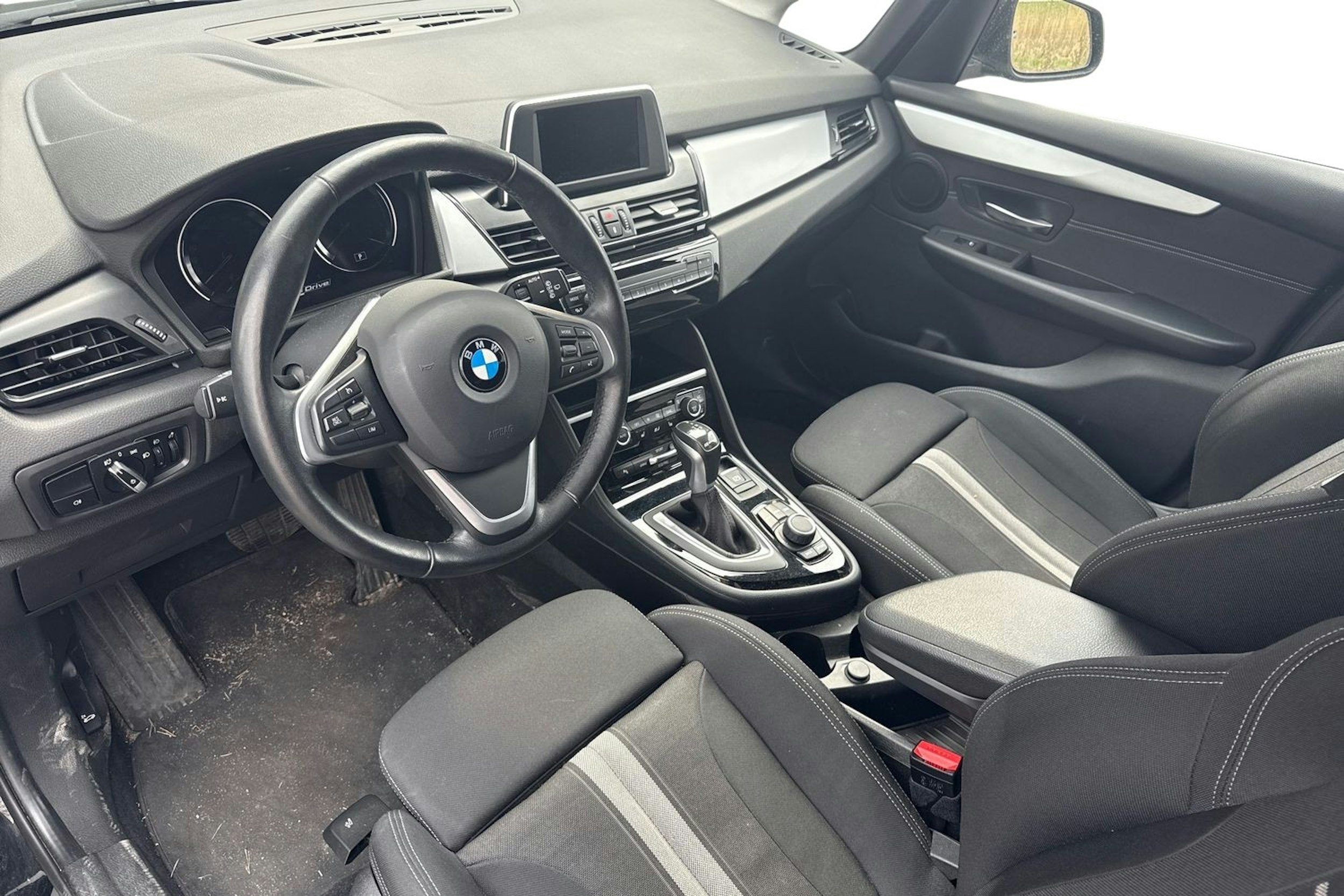 musta BMW 225 2019 kuva 3.
