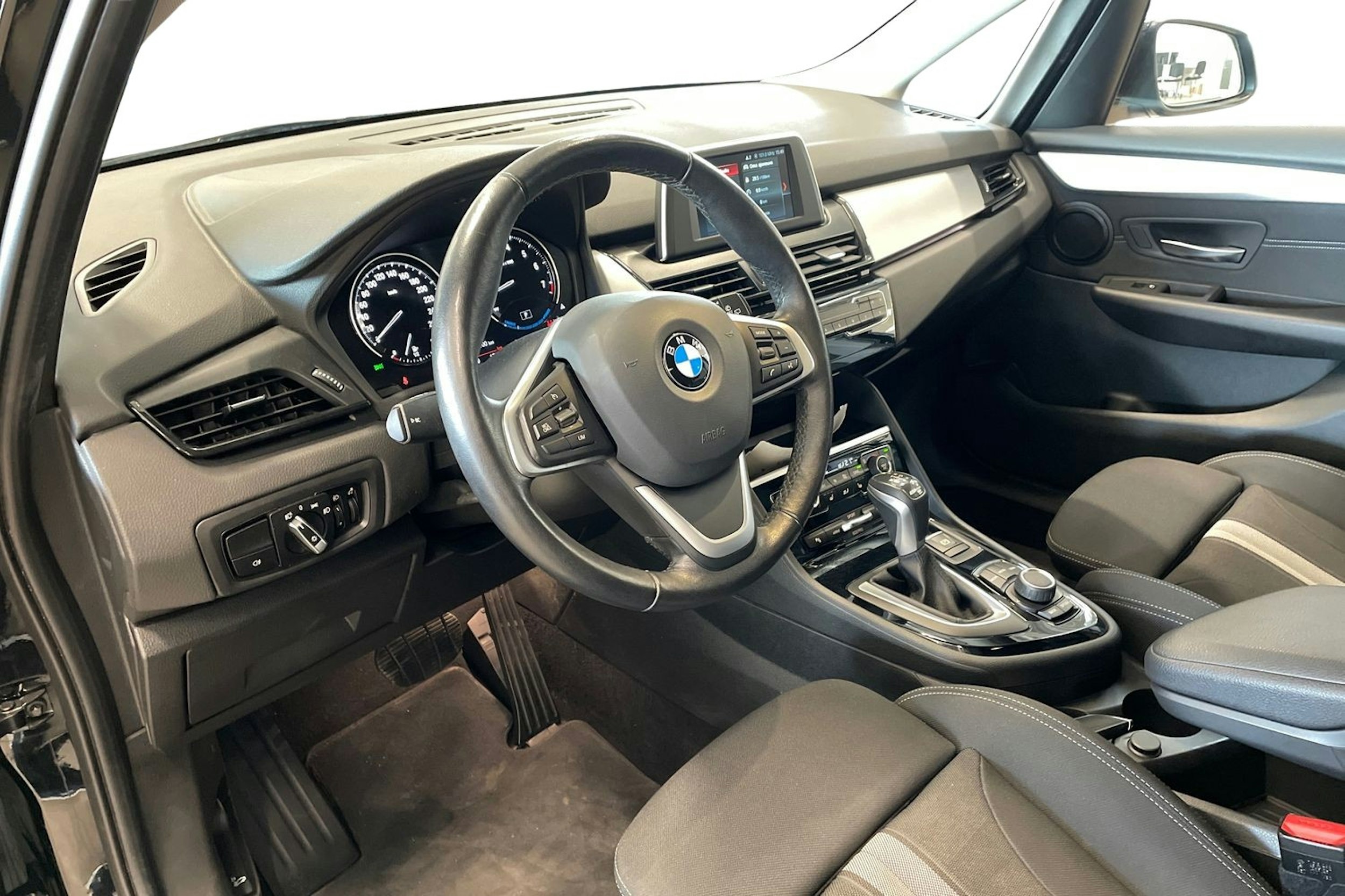 musta BMW 225 2019 kuva 7.