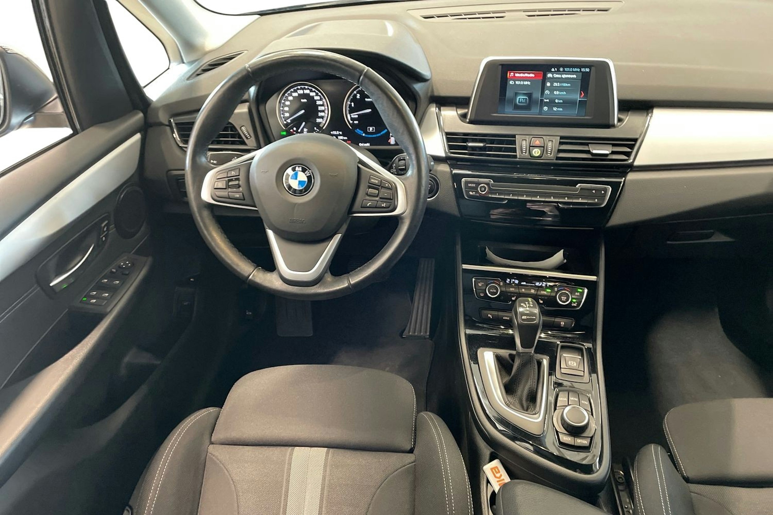 musta BMW 225 2019 kuva 9.