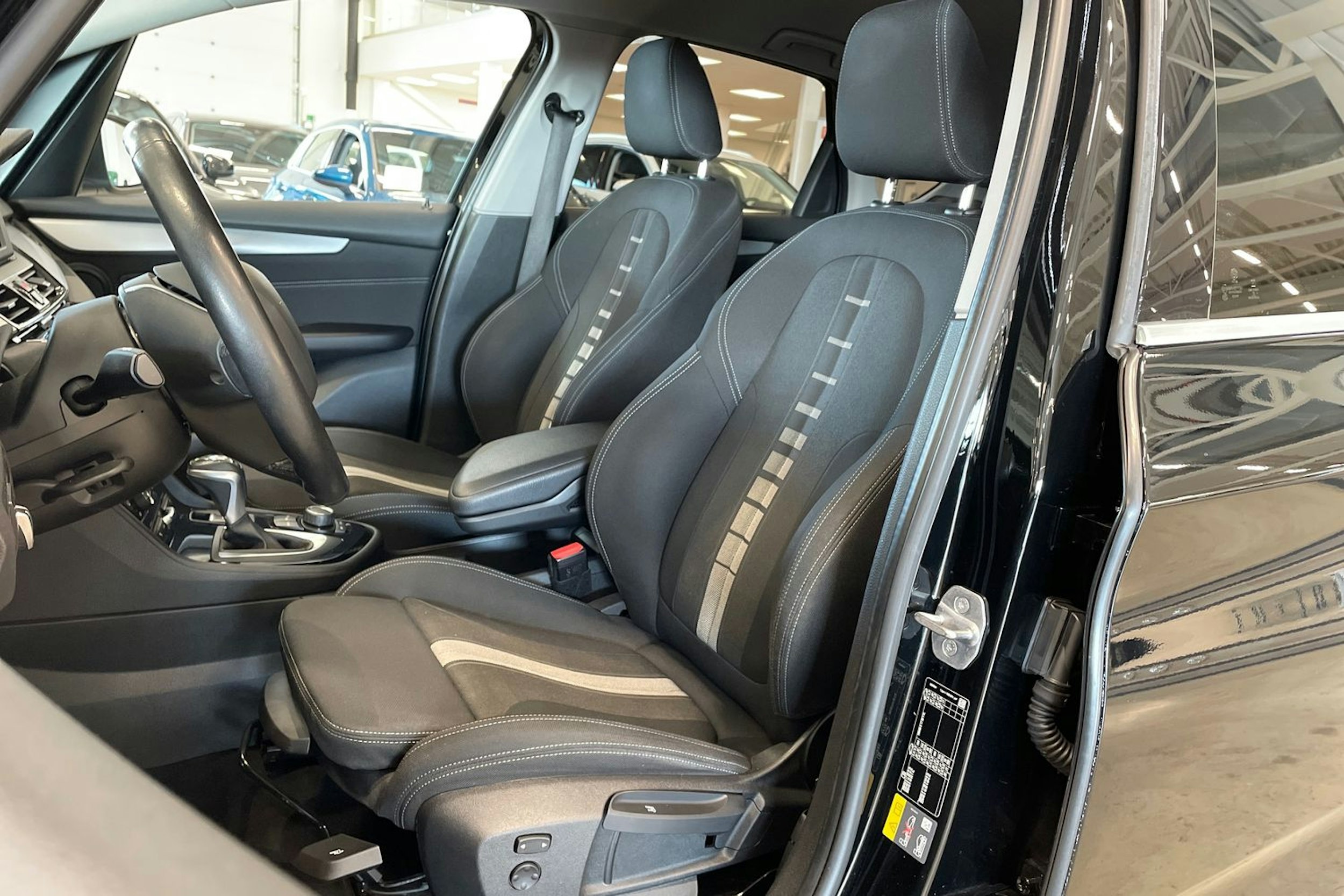 musta BMW 225 2019 kuva 14.