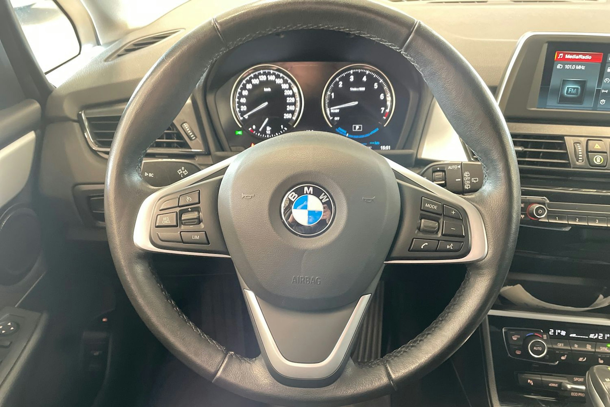 musta BMW 225 2019 kuva 15.